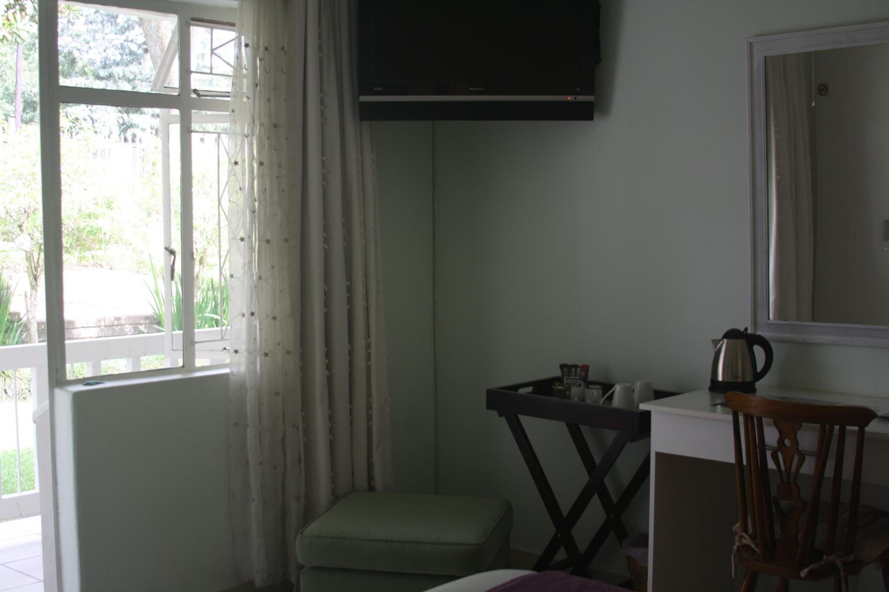 Queen Room with Garden View - Photo 6
