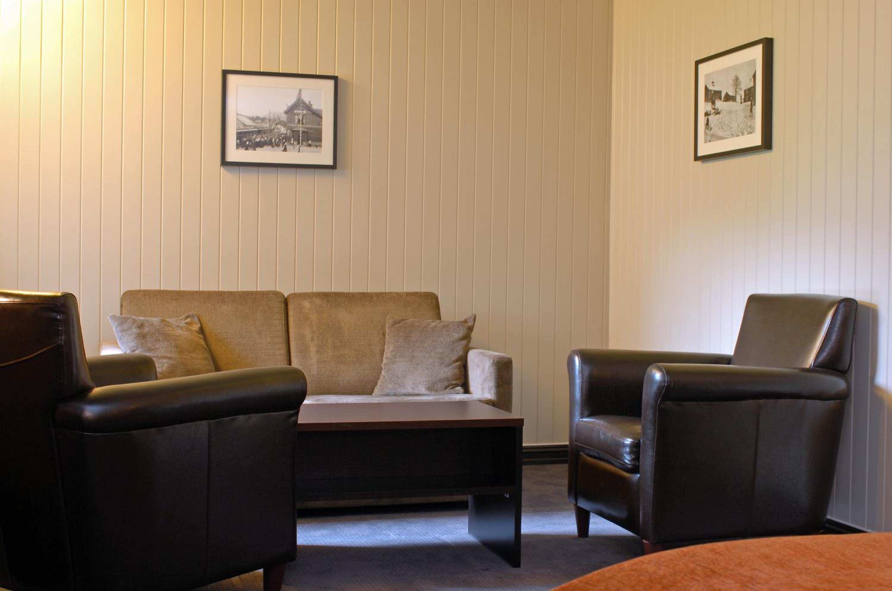 Superior Family Room - Photo 6