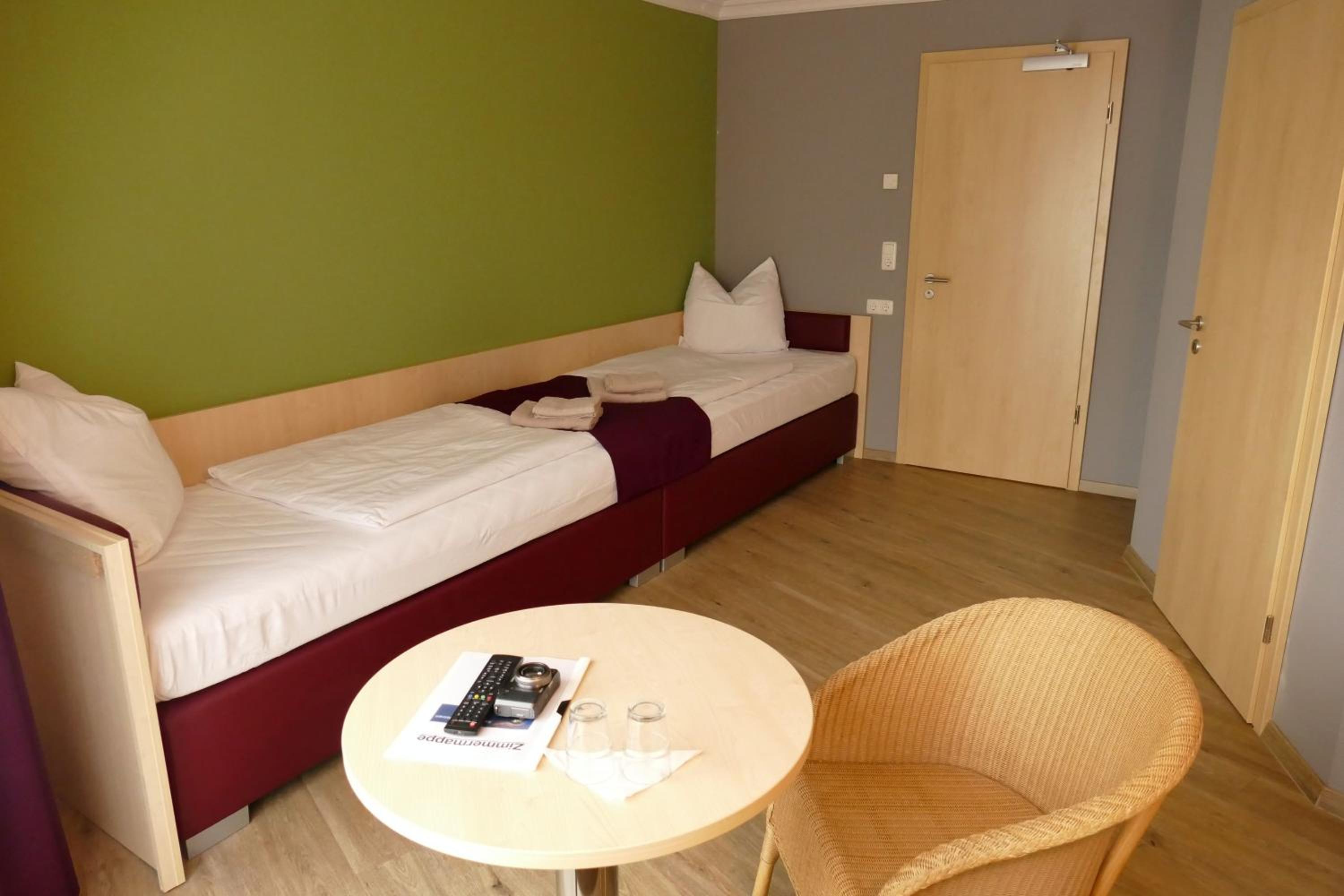 Double or Twin Room with Lake View - Photo 1