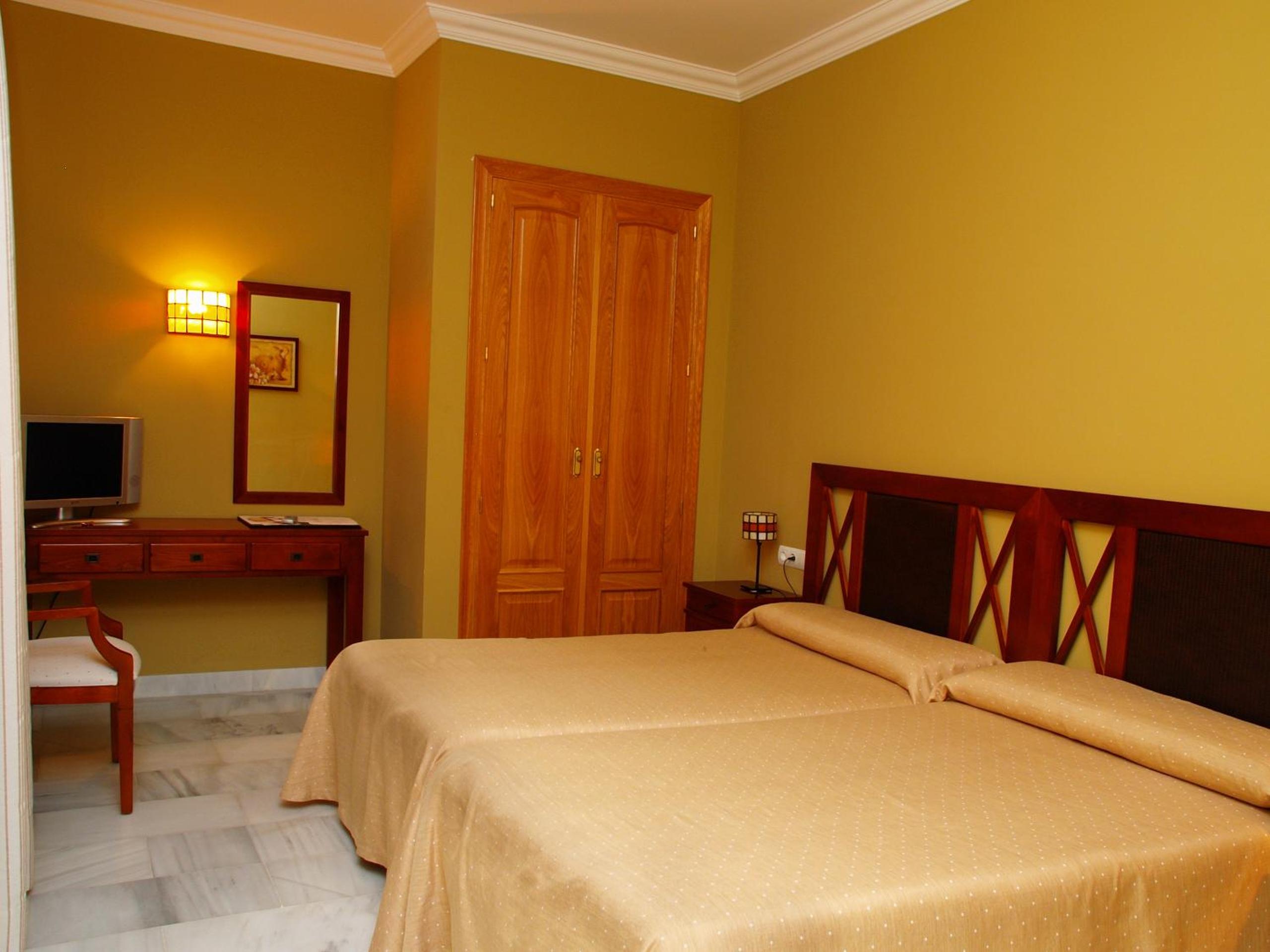 Double or Twin Room - Photo 13