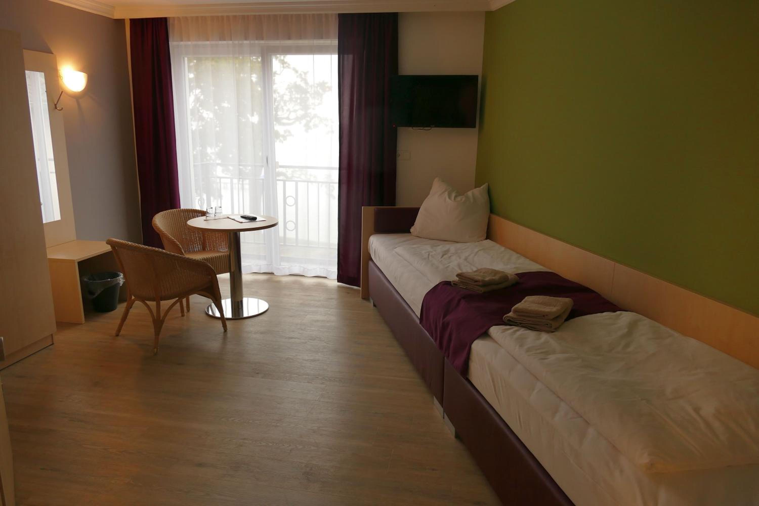 Double or Twin Room with Lake View - Photo 2