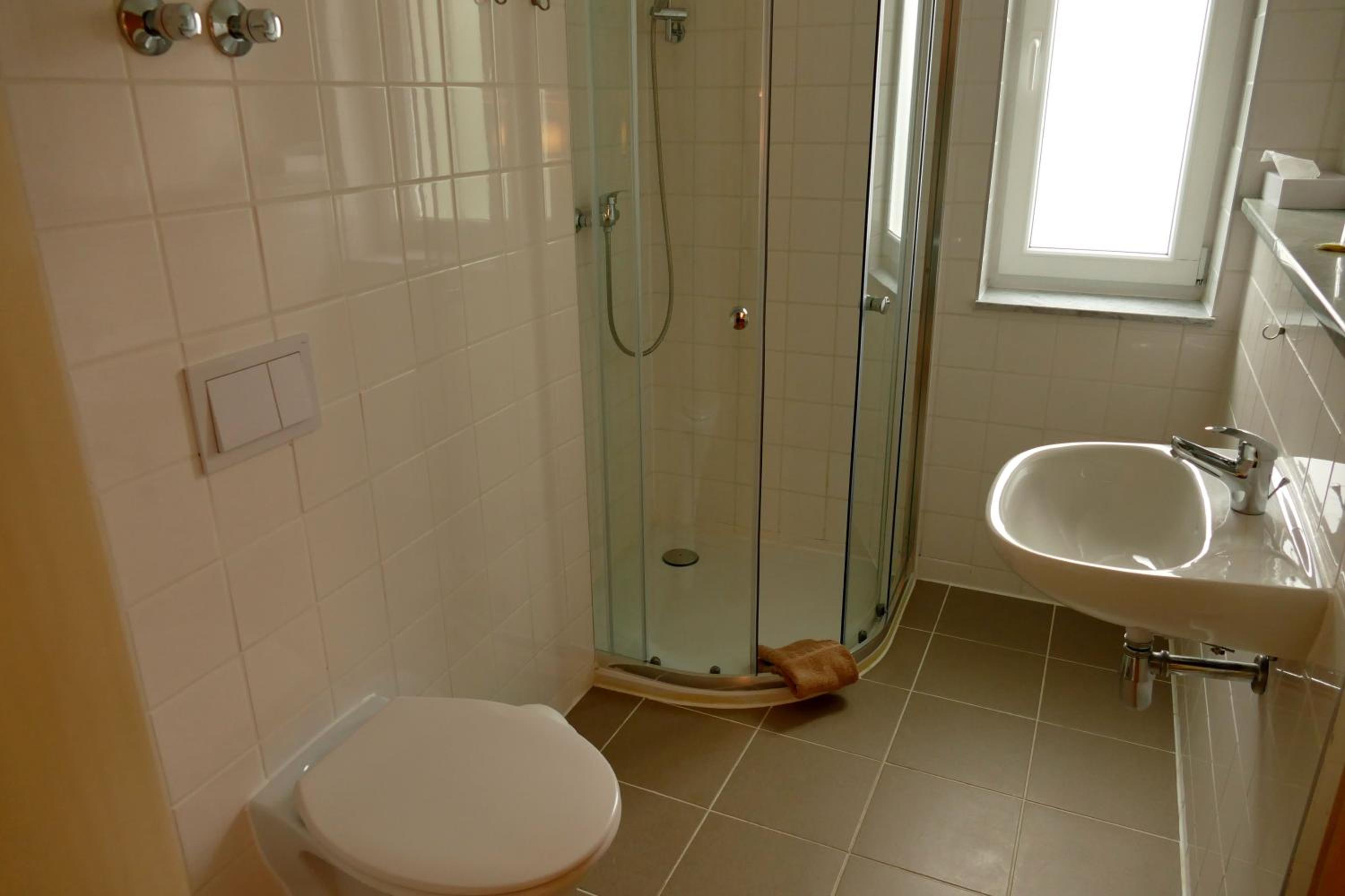 Double Room with Lake View - Photo 9