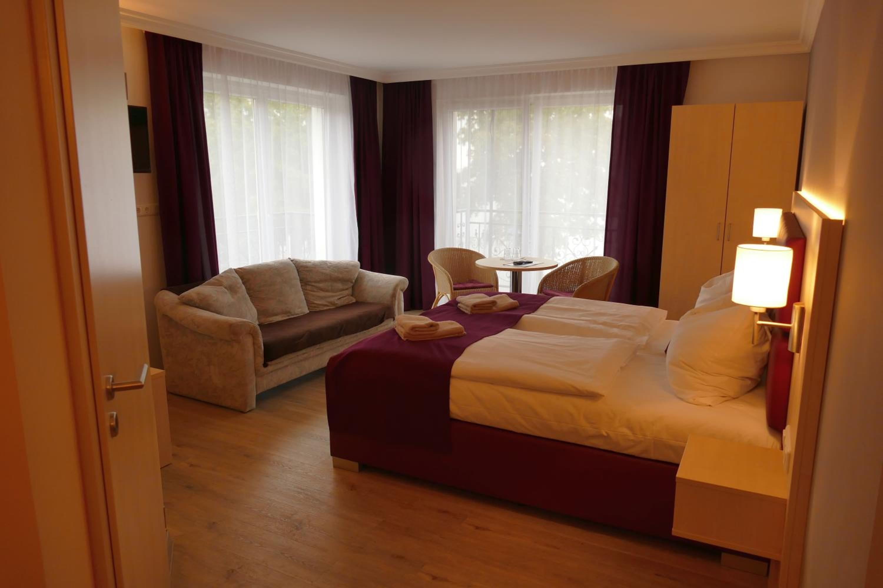 Double Room with Lake View - Photo 10