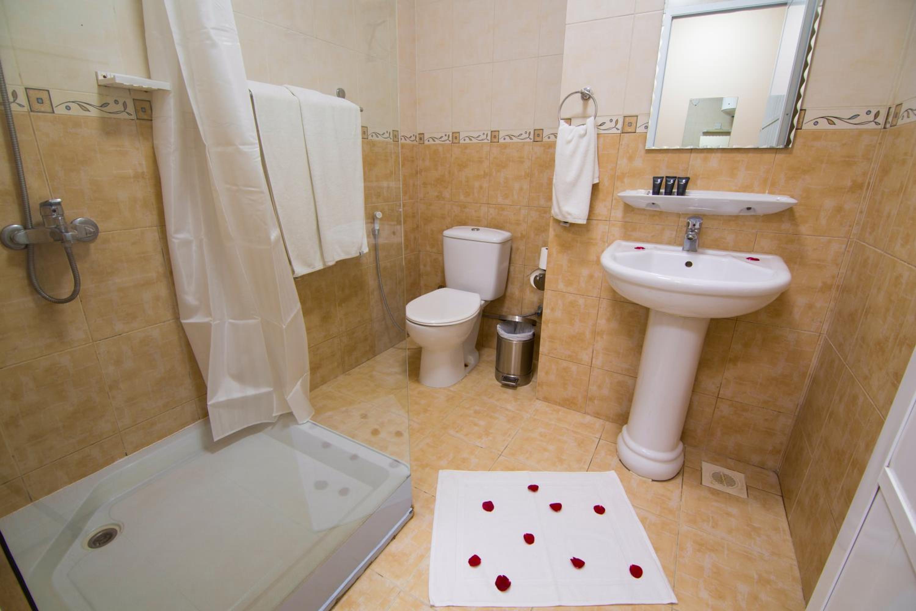 Twin Room - Photo 12