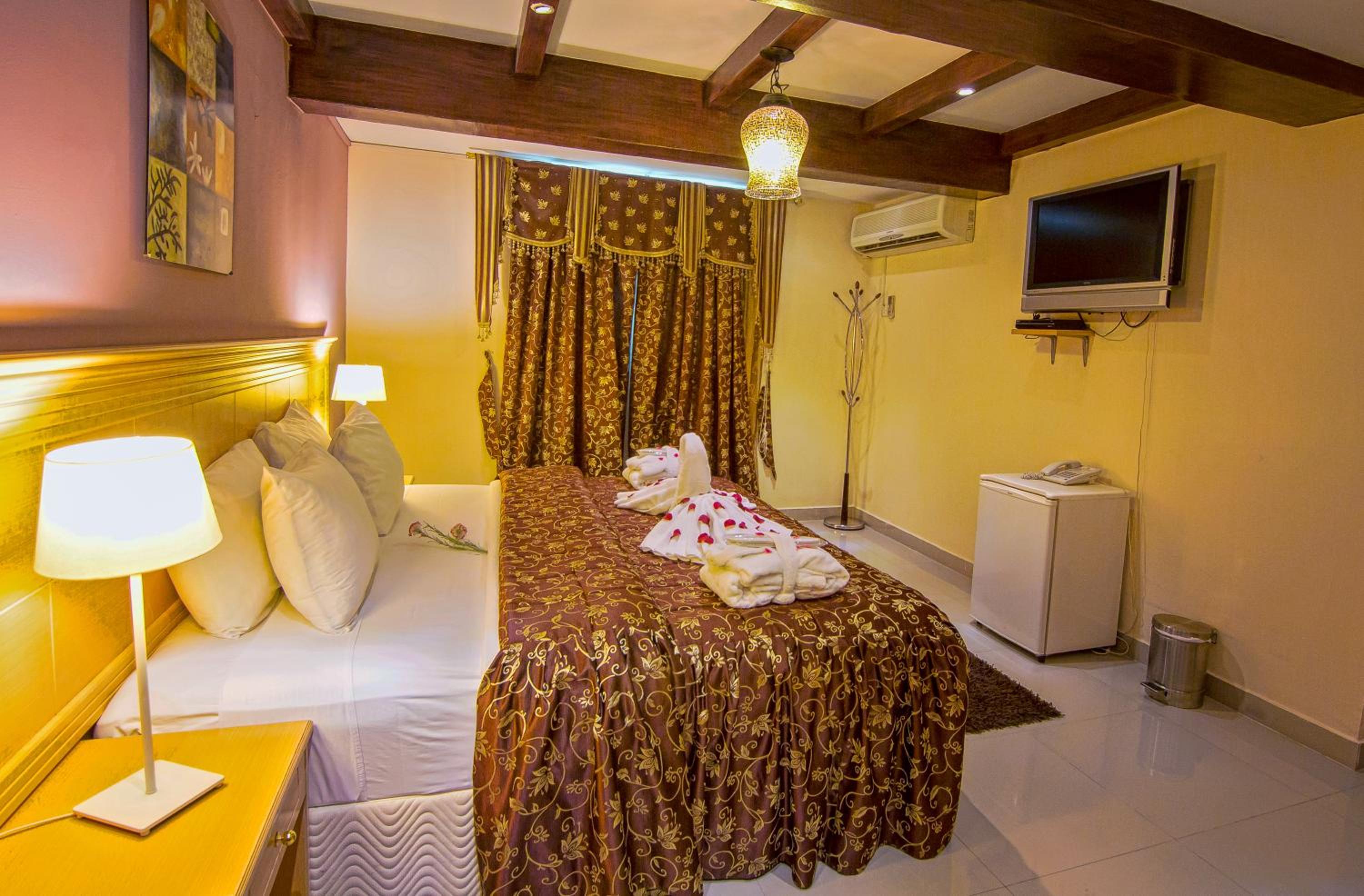 Executive Suite - Photo 5