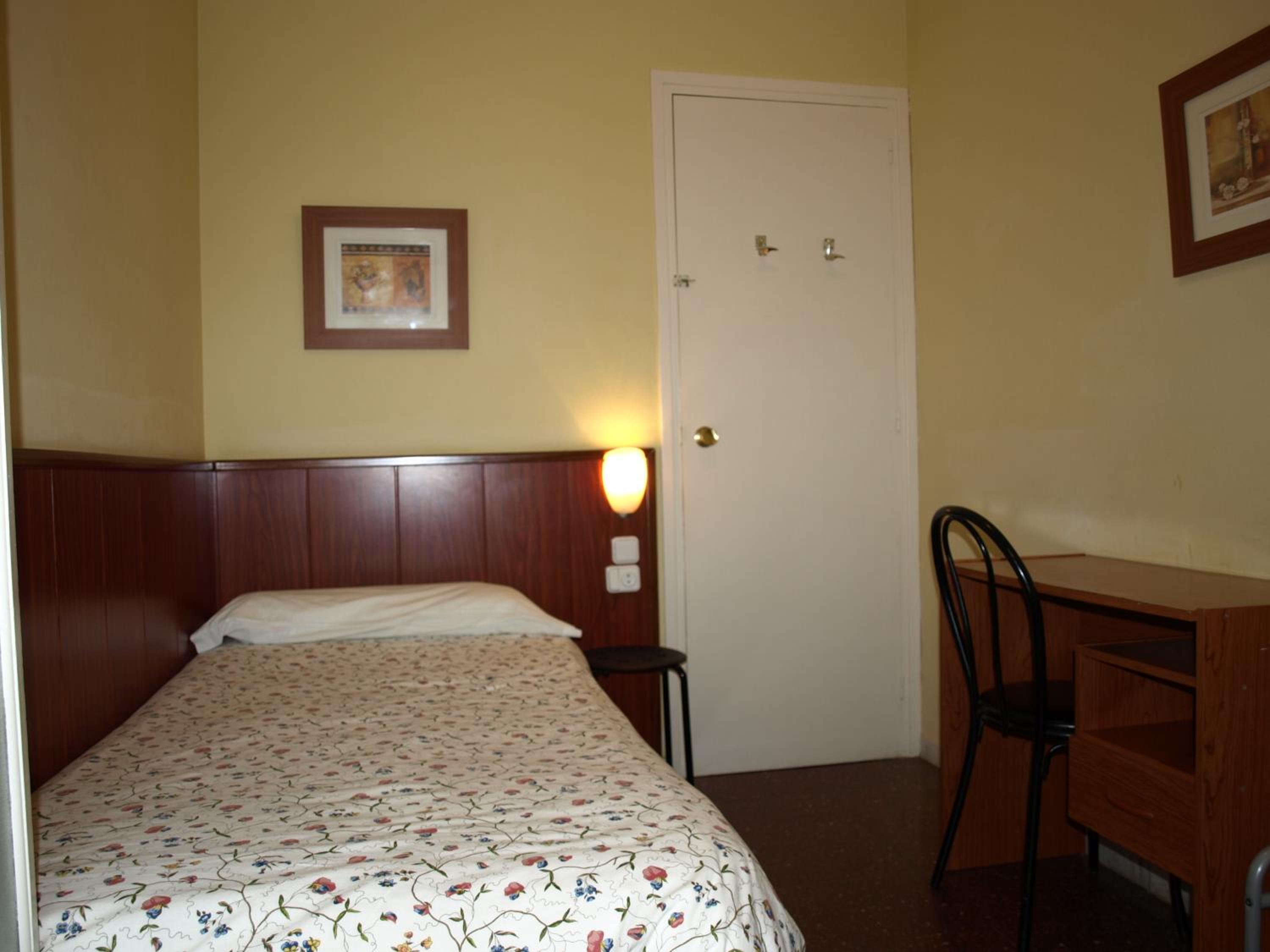 Single Room with Shared Bathroom photo 2