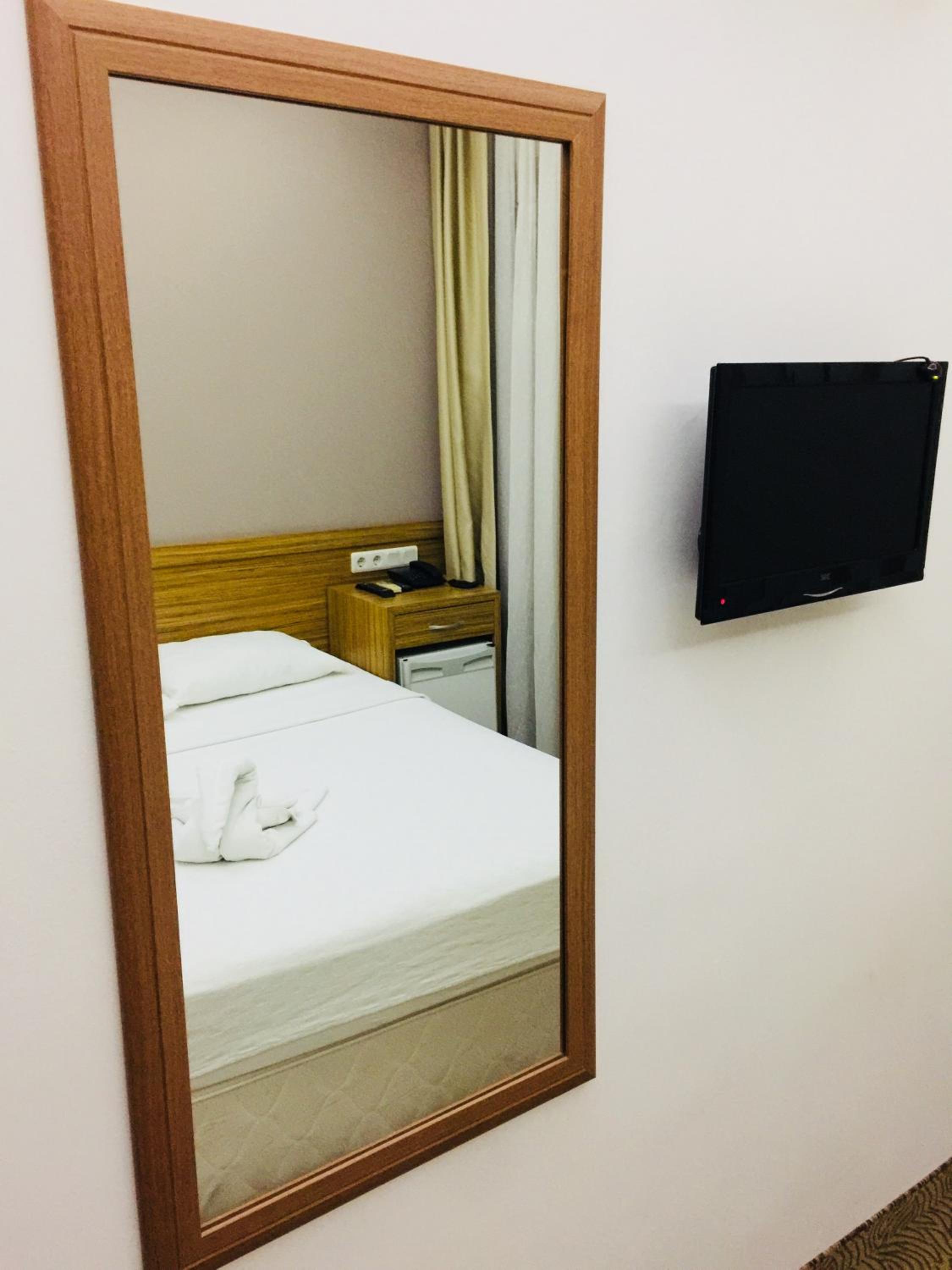 Standard Double or Twin Room thumbnail 5
