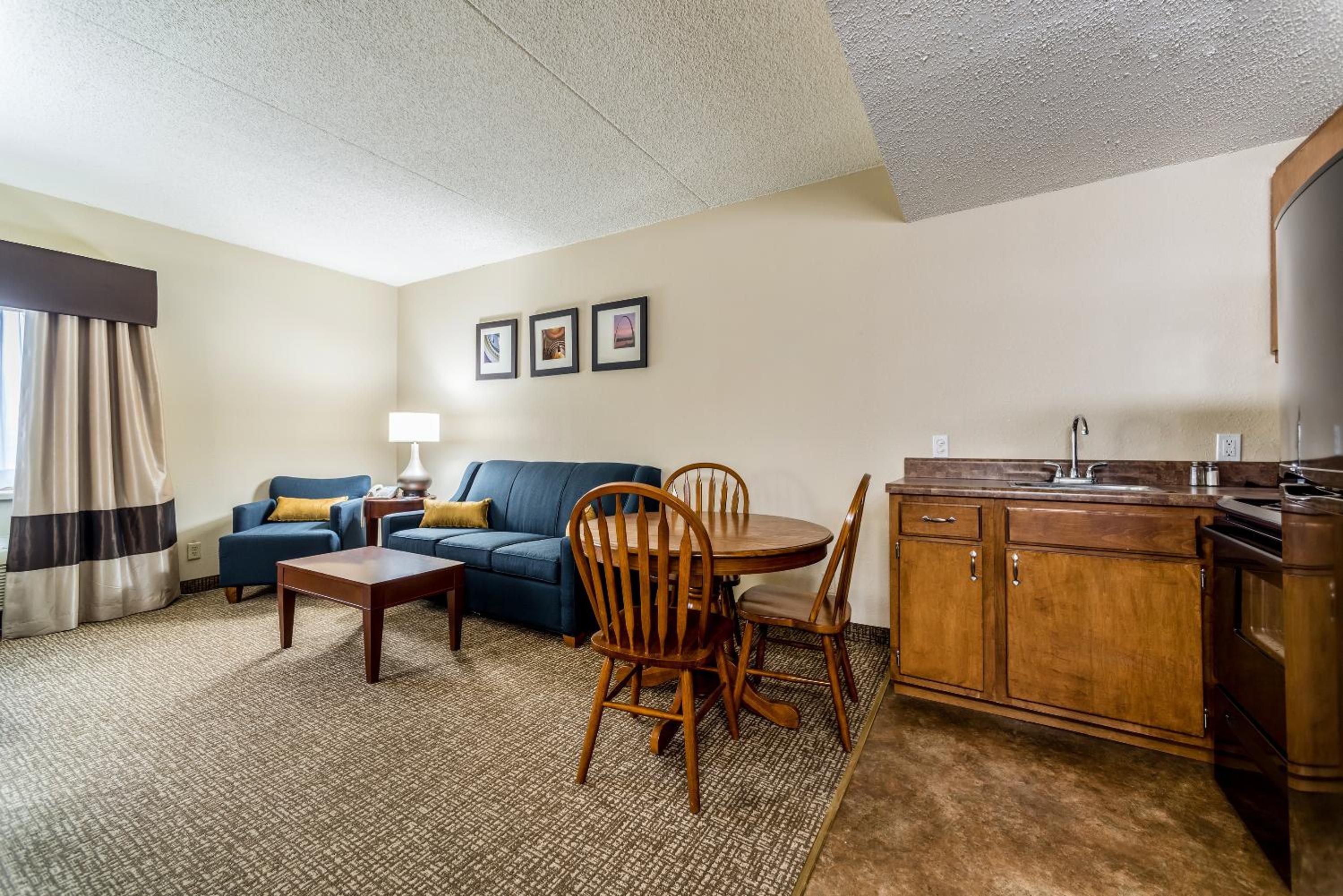 Superior King Suite - Non-Smoking - Photo 4