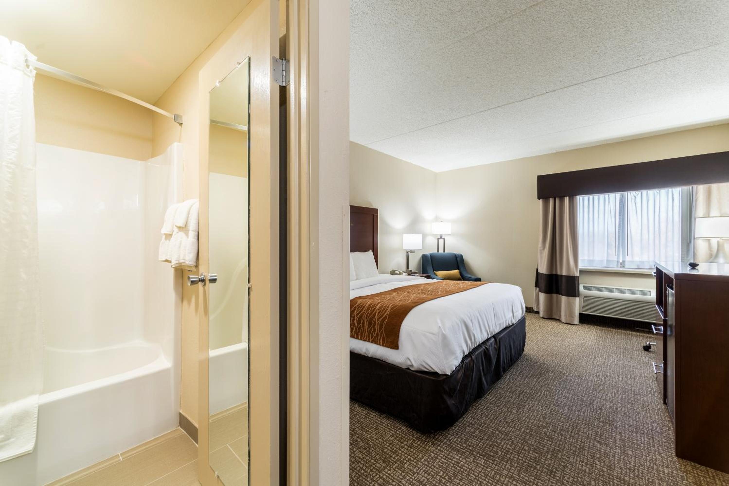 Superior King Suite - Non-Smoking - Photo 3