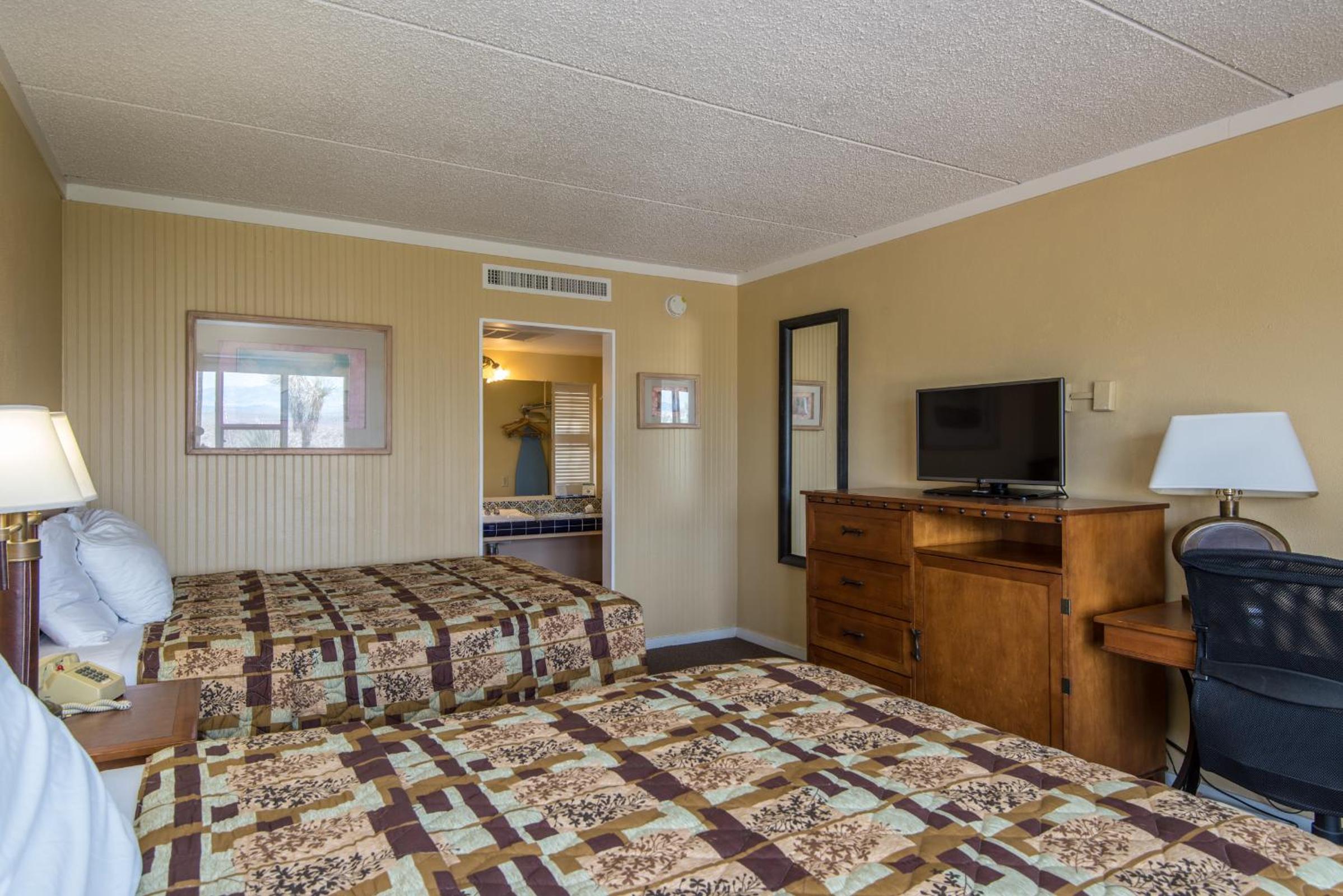 Queen Room with Two Queen Beds - Photo 2