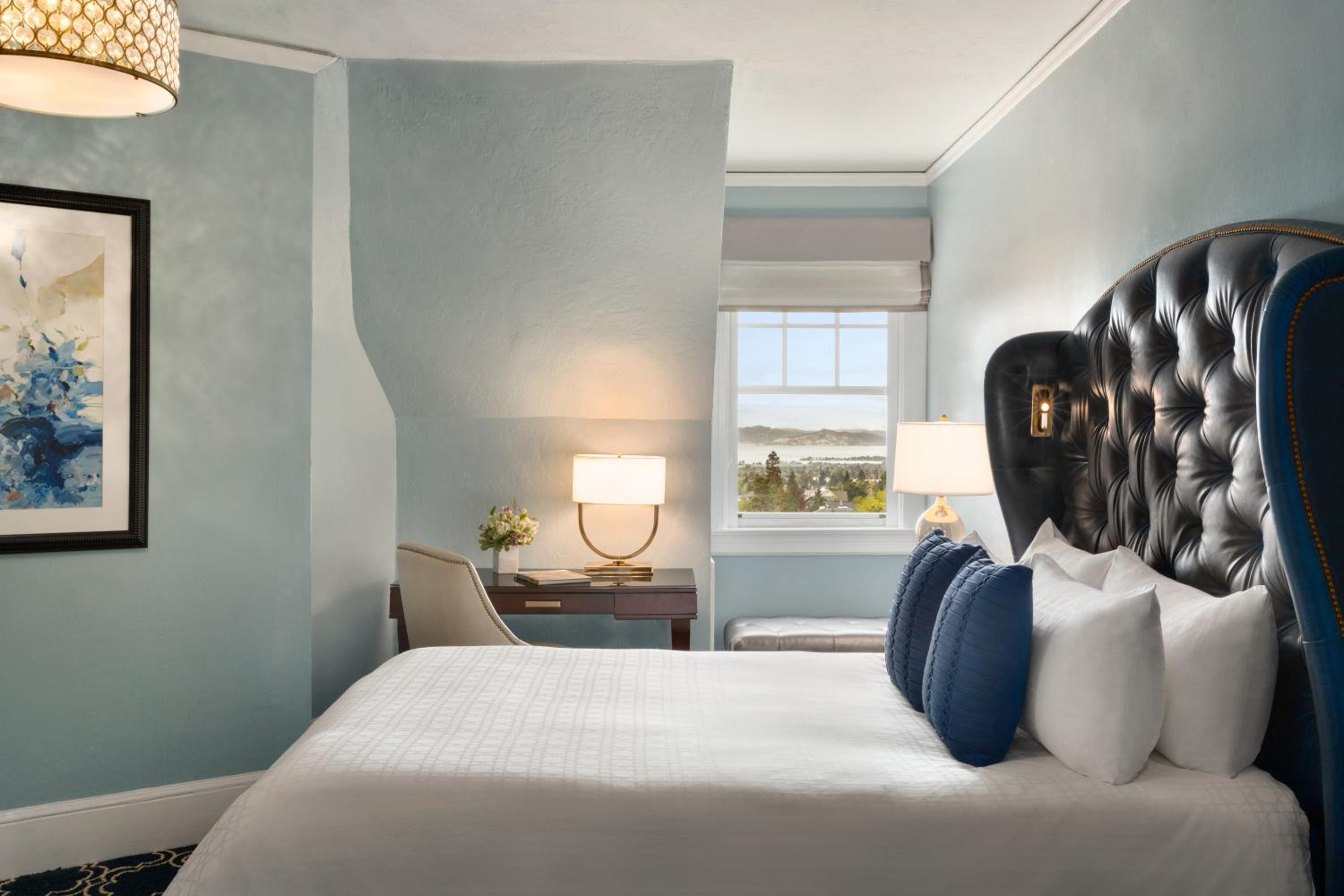 Deluxe King Room with Bay View - Photo 2