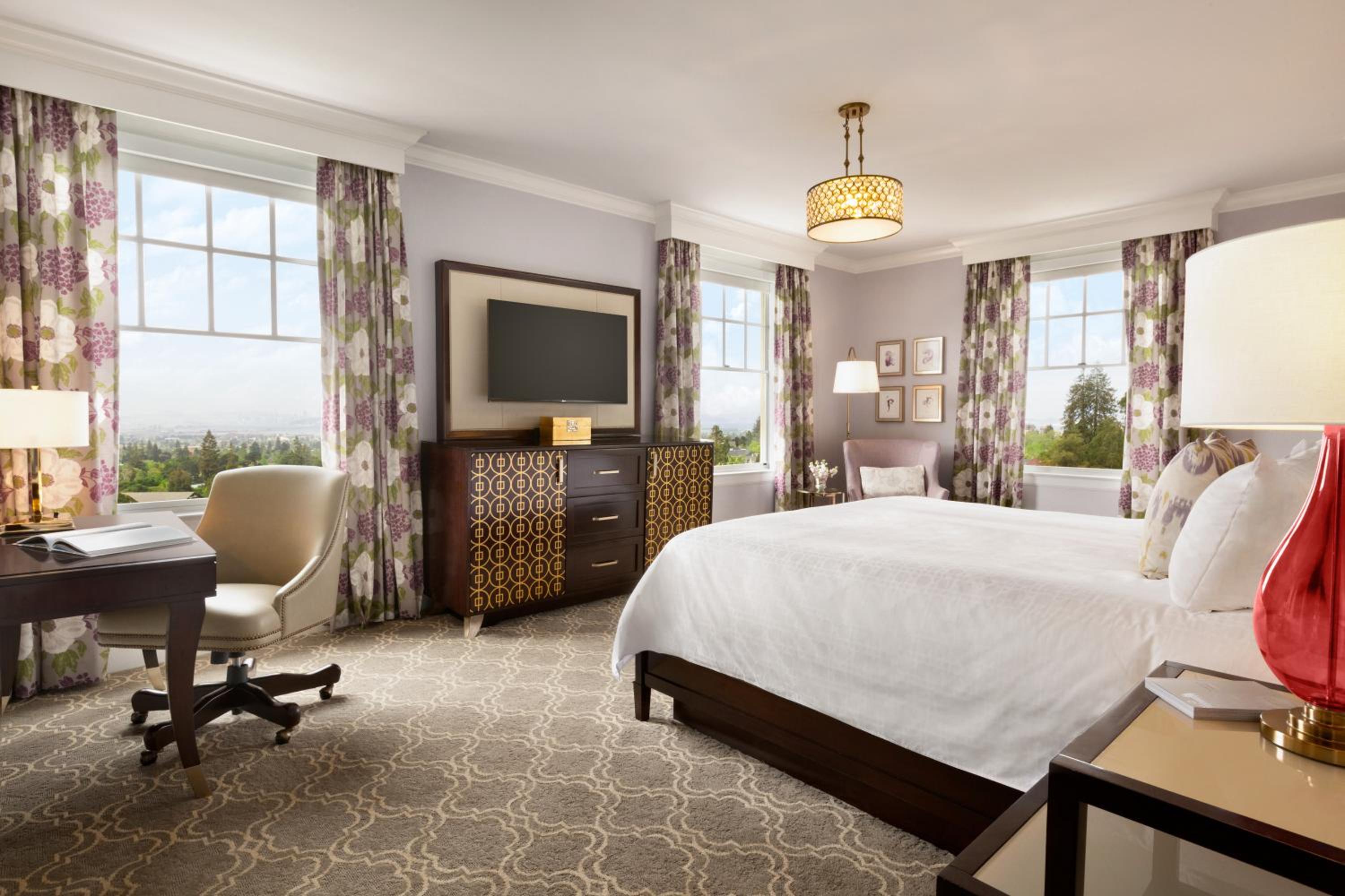 Superior King Room with View