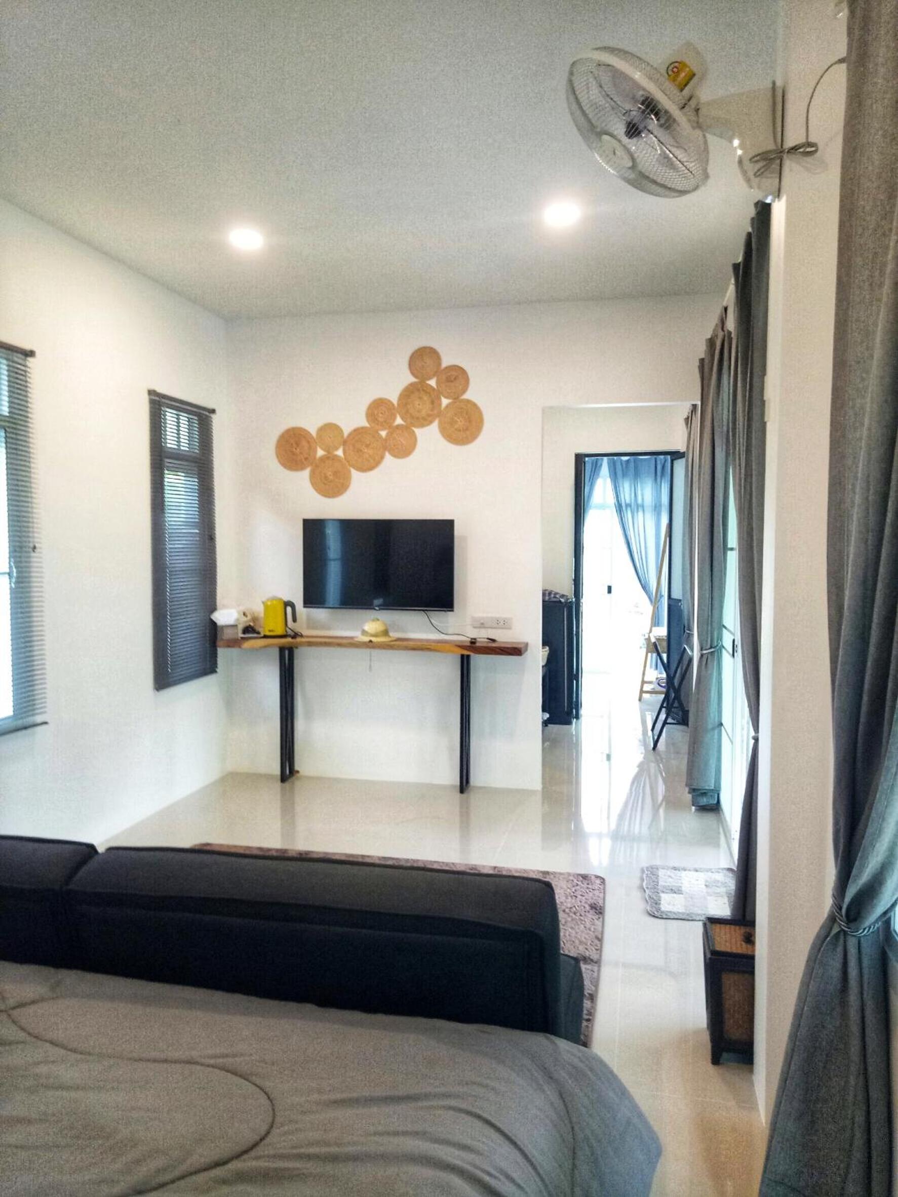 Two-Bedroom House - Photo 4