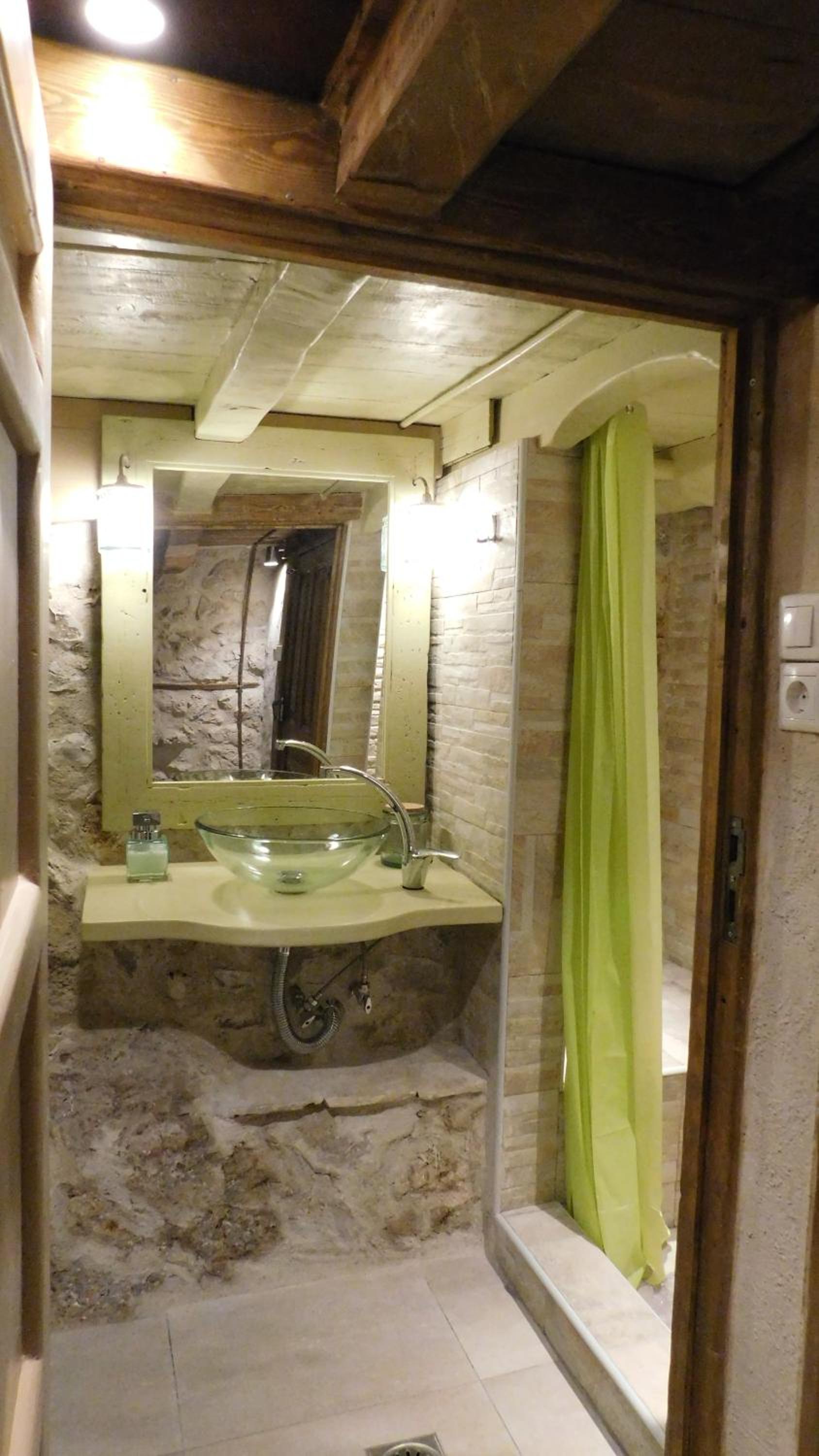 Three-Bedroom Townhouse - Photo 4