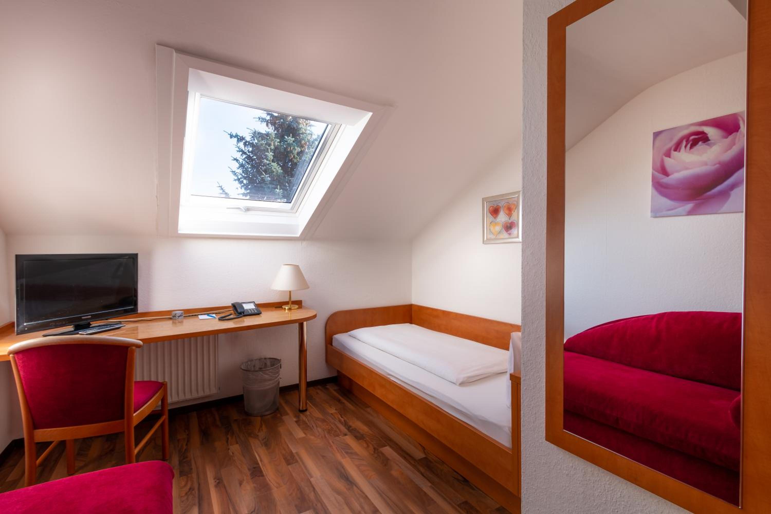 Basic Single Room photo 3