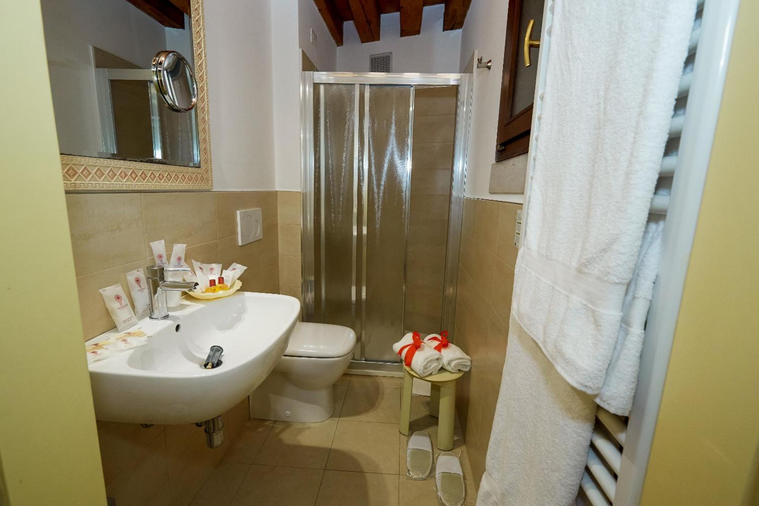 Classic Double or Twin Room - Photo 6