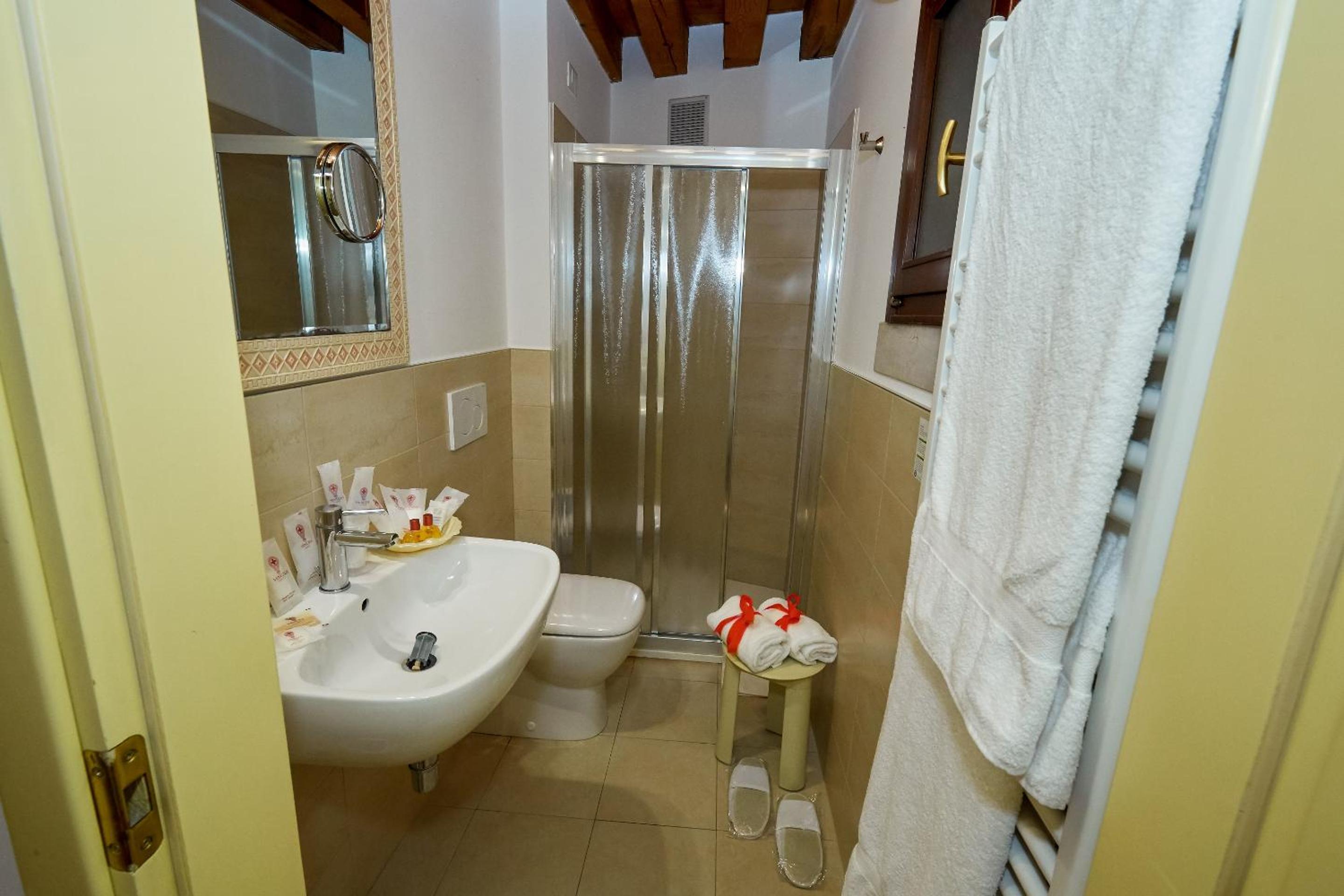 Classic Double or Twin Room - Photo 5