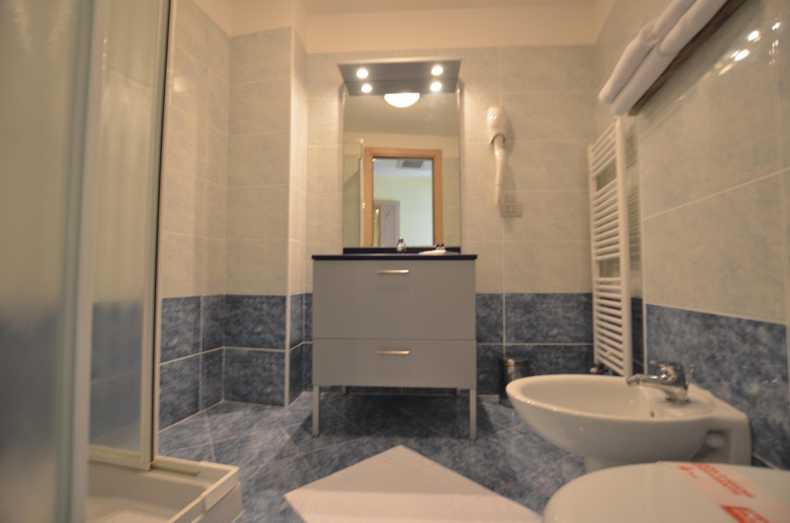 Double or Twin Room with Sea View - Photo 7
