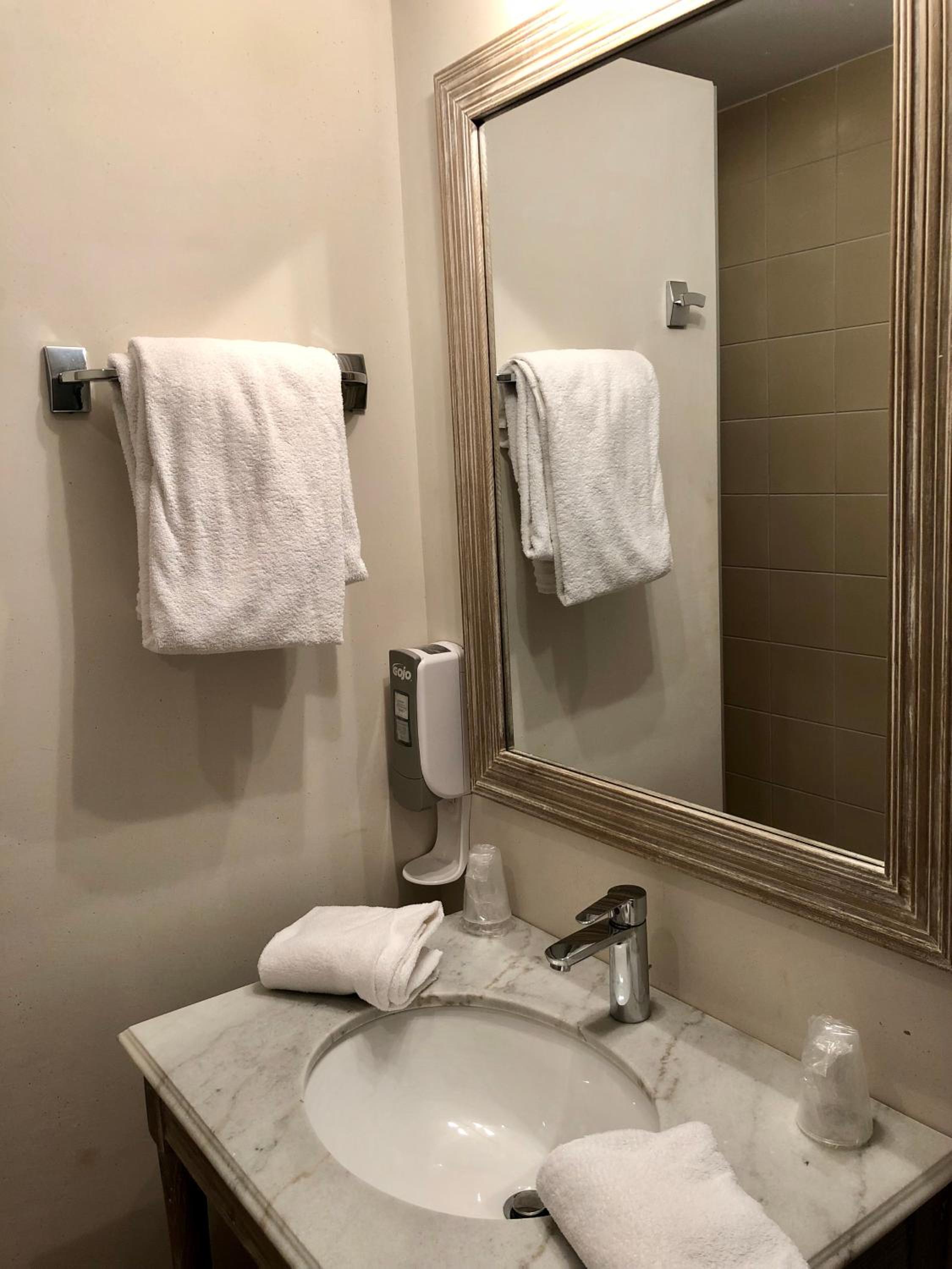 Comfort Queen Room - Photo 4