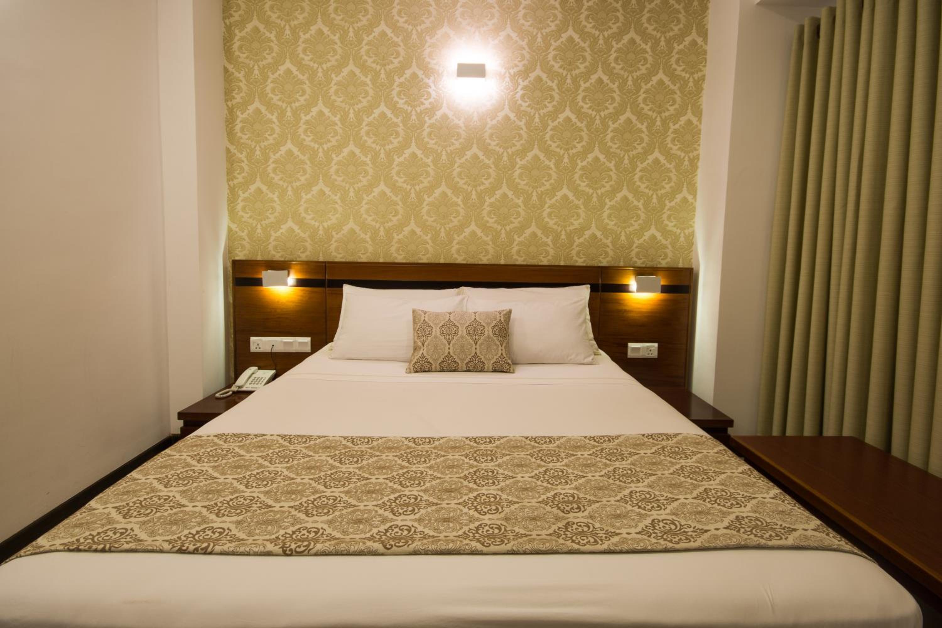 Deluxe Double Room with Free pickup or Drop to Kandy Railway Station photo 2