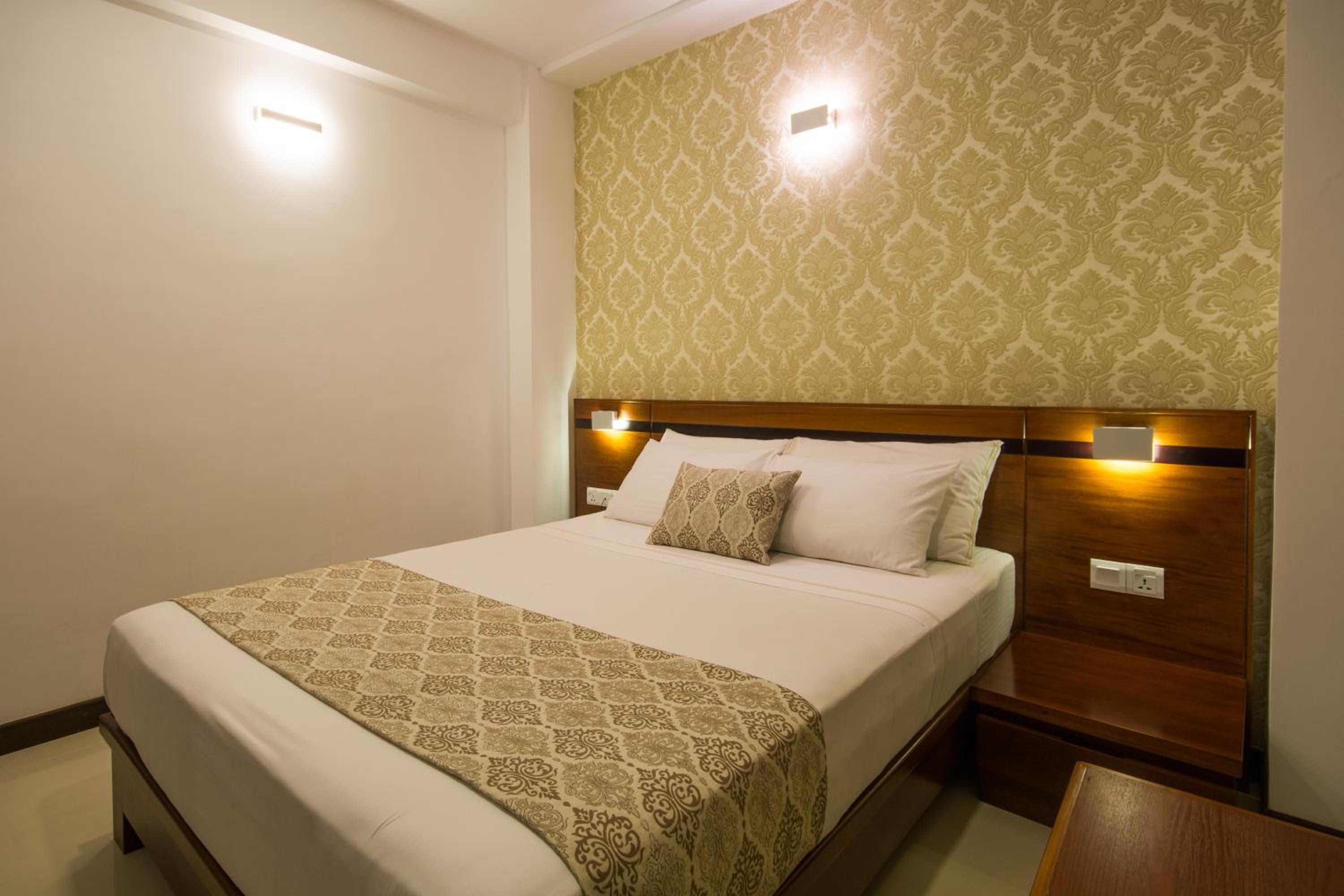 Deluxe Double Room with Free pickup or Drop to Kandy Railway Station photo 3