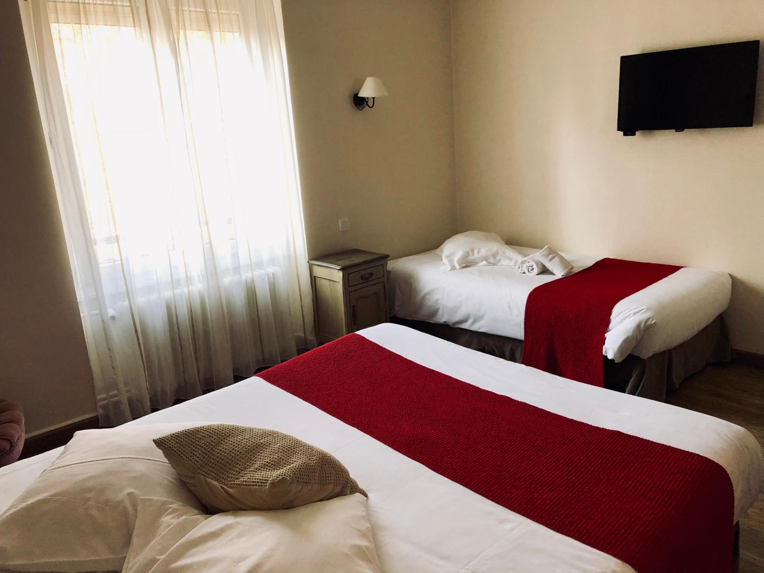 Comfort Queen Room with Extra Single Bed - Photo 3