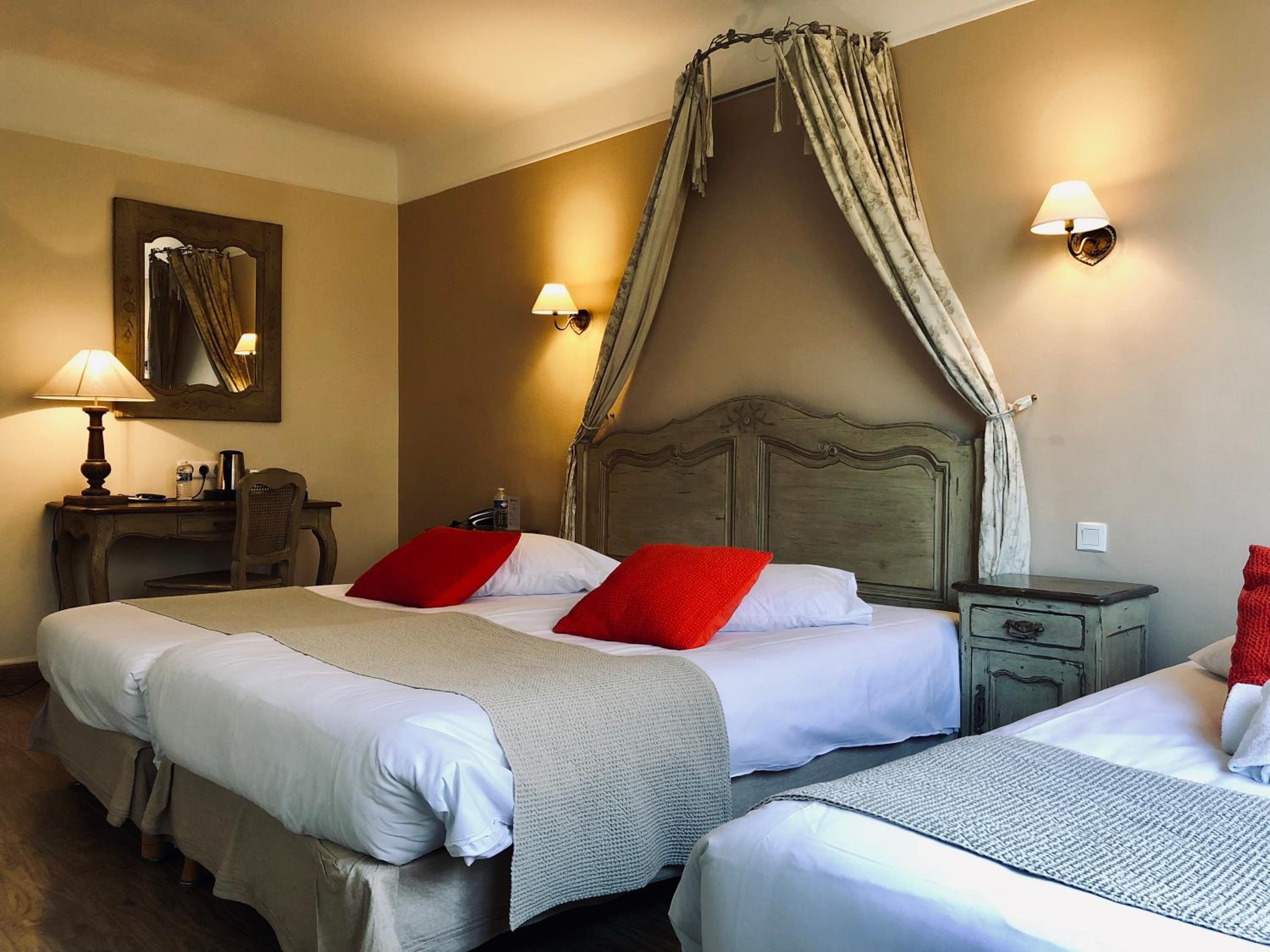 Comfort Queen Room with Extra Single Bed - Photo 2