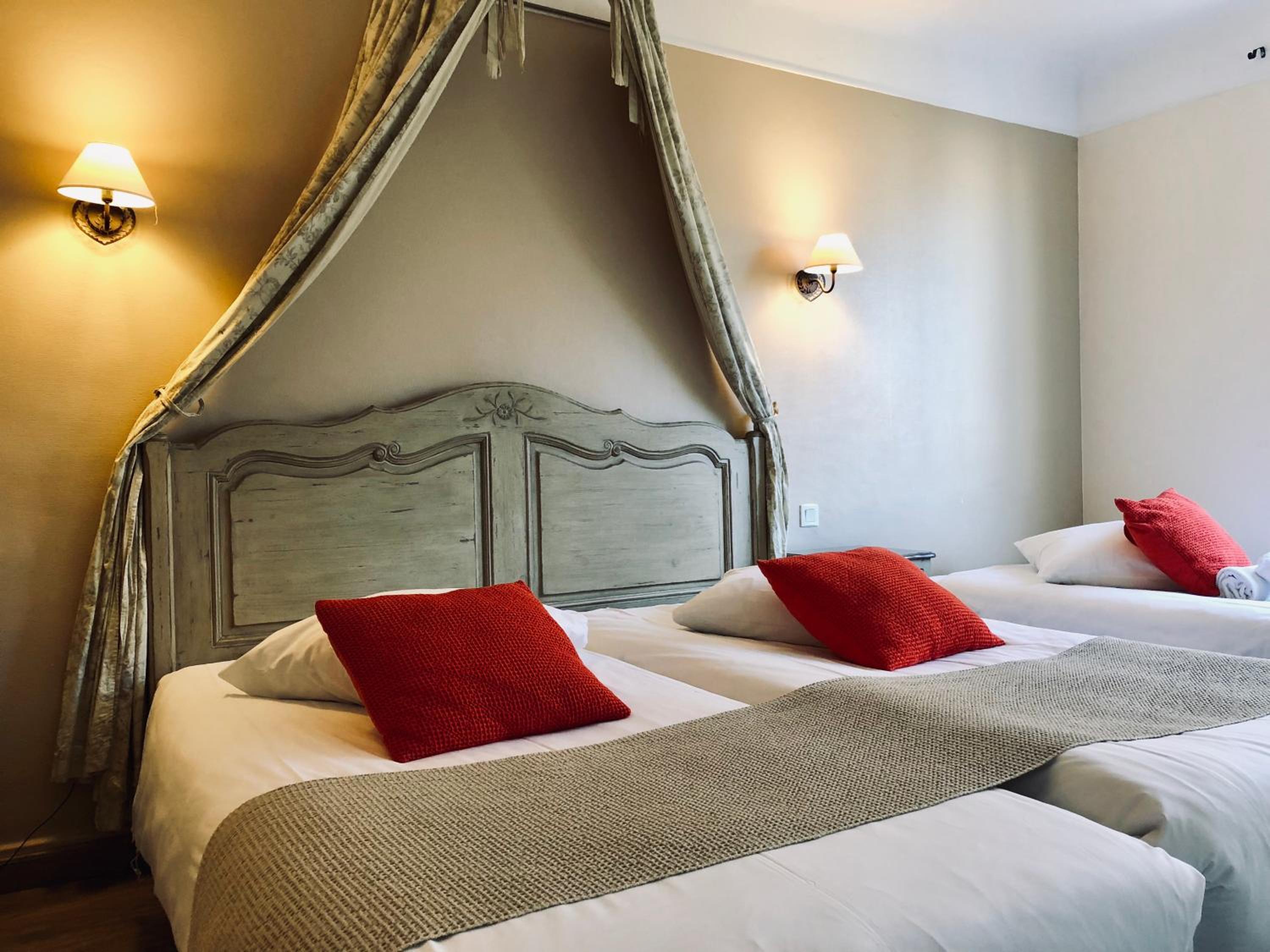 Comfort Queen Room with Extra Single Bed - Photo 1