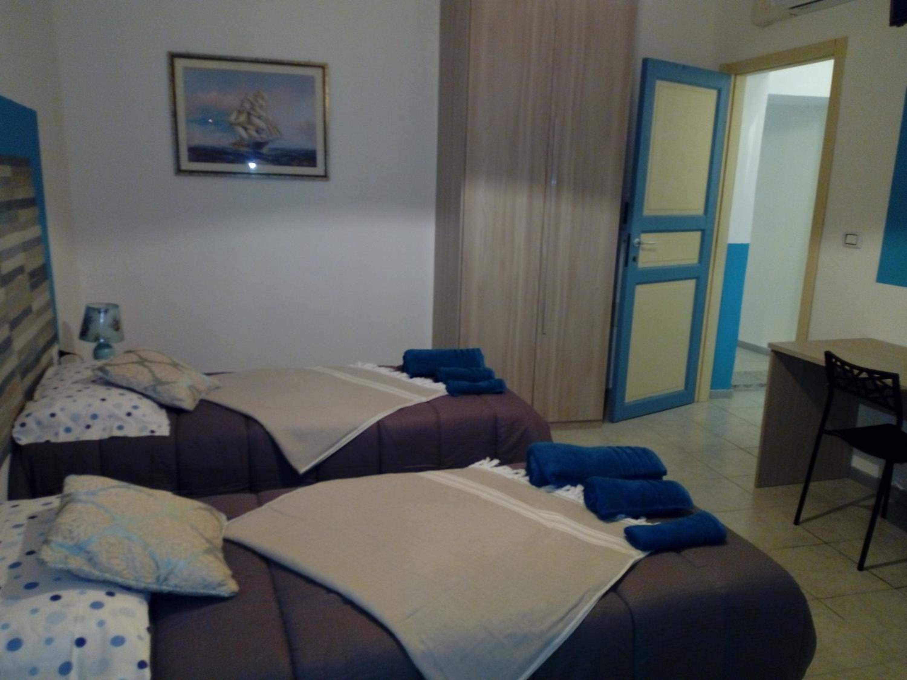 Twin Room with Private Bathroom photo 3
