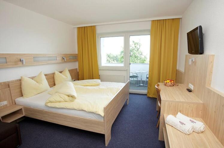 Double Room with Balcony (2 Adults + 1 Child) photo 2