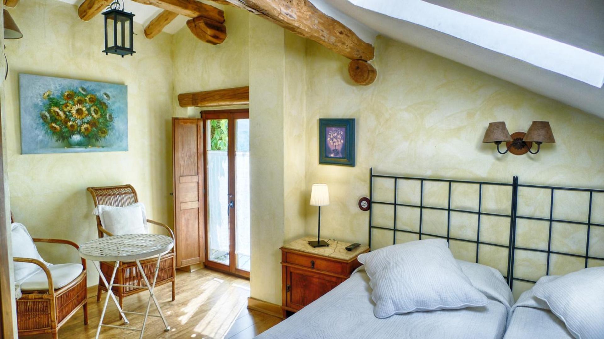 Twin Room with Private Bathroom - Photo 18