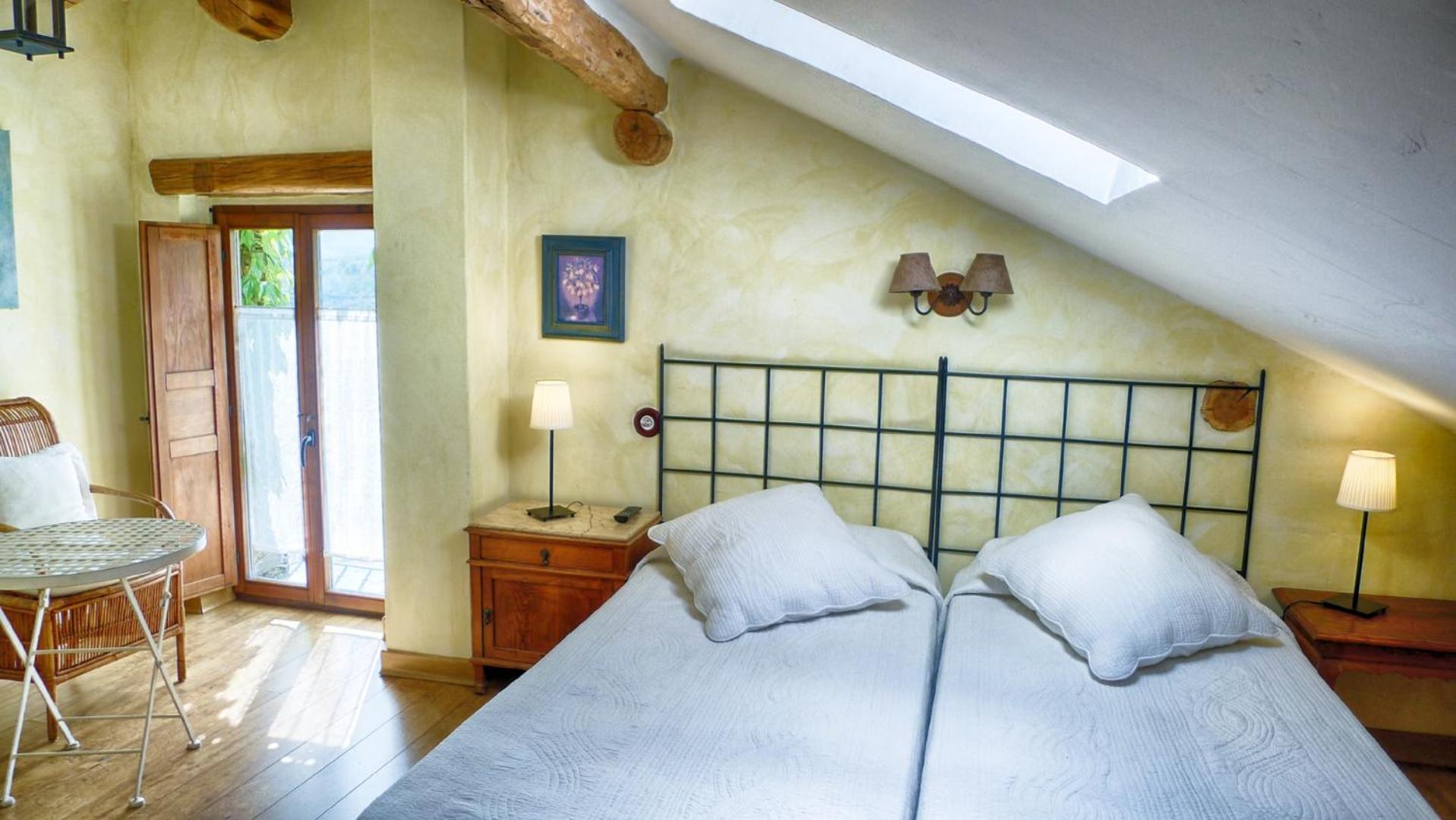 Twin Room with Private Bathroom - Photo 22