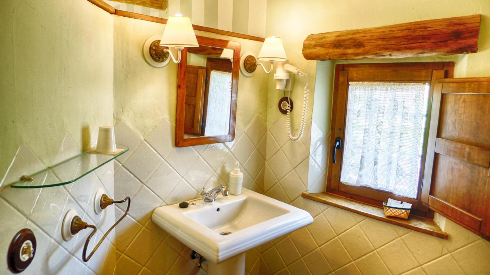 Twin Room with Private Bathroom - Photo 17