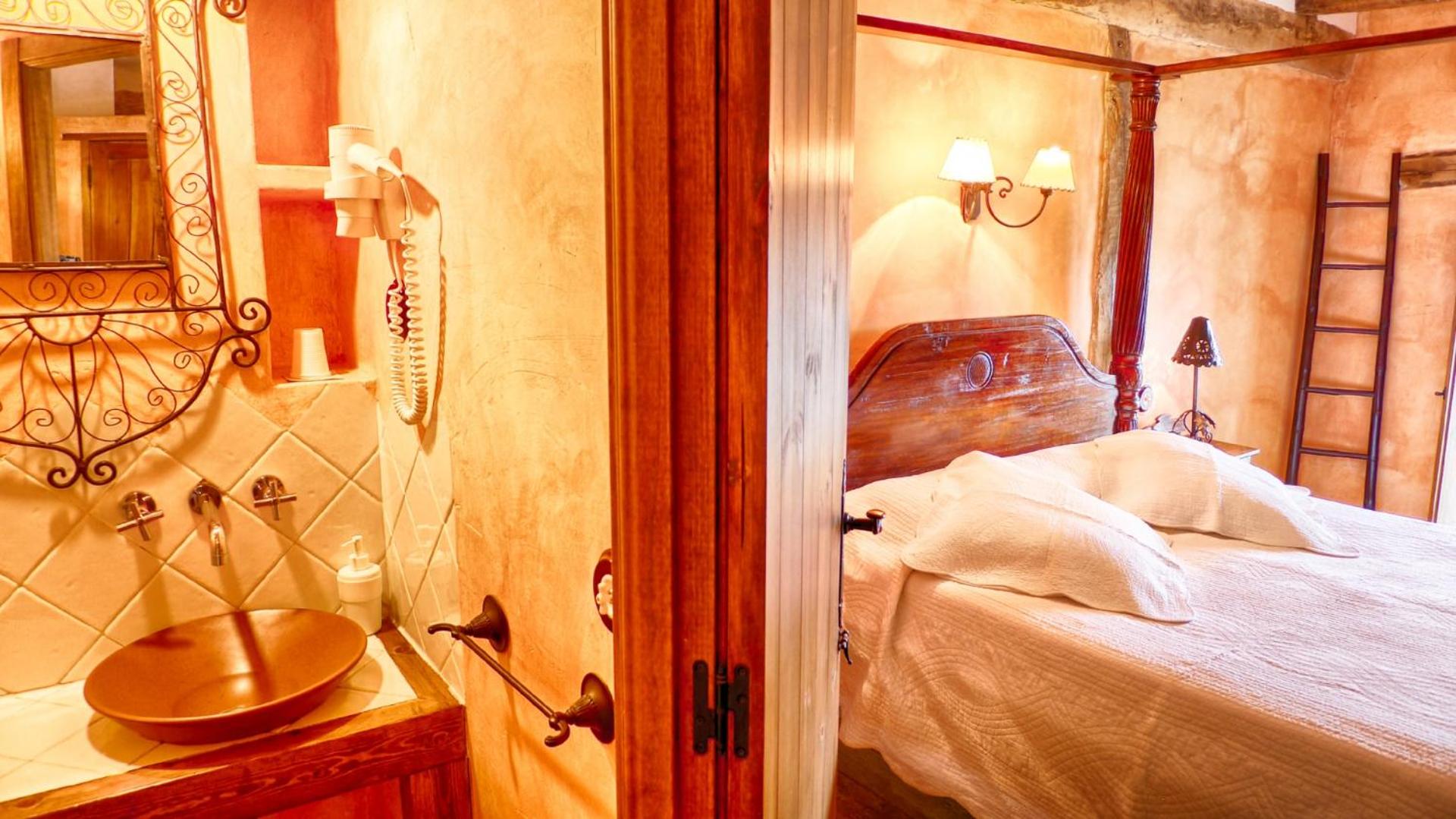 Double Room with Private Bathroom - Photo 1