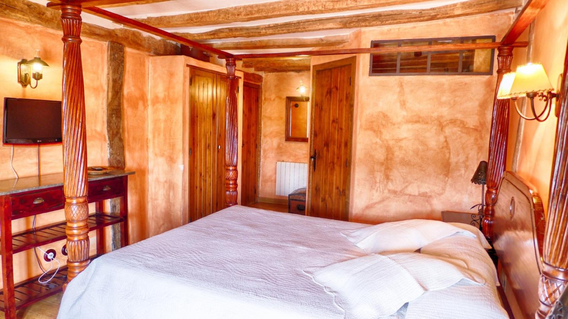 Double Room with Private Bathroom - Photo 11
