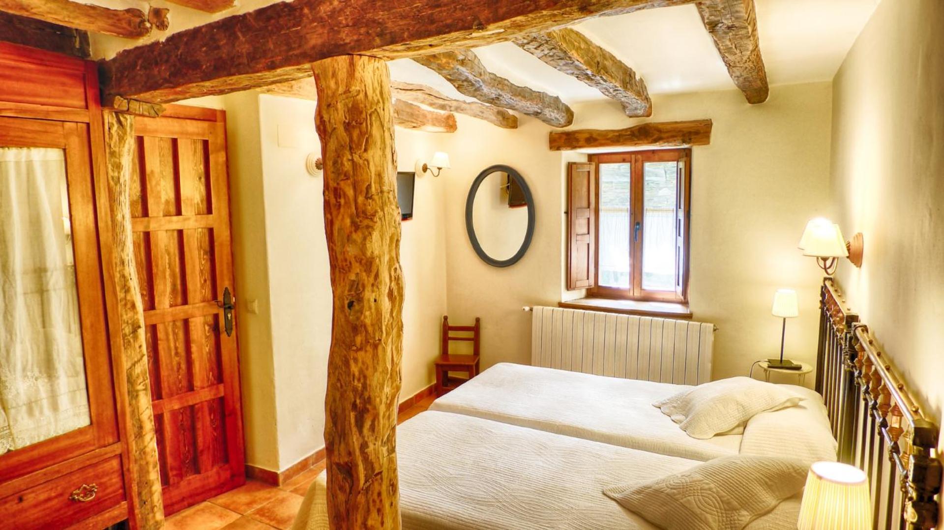 Twin Room with Private Bathroom - Photo 16
