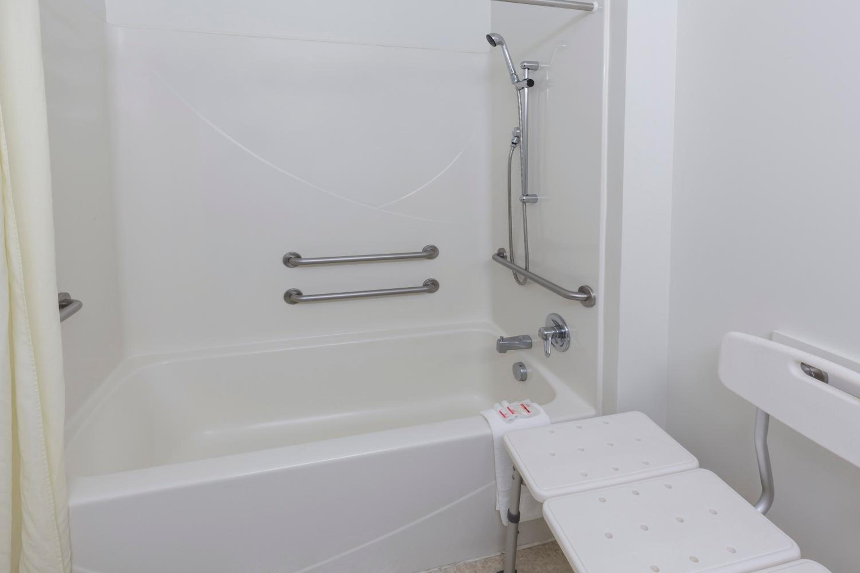 Queen Room with Two Queen Beds - Mobility Access/Non-Smoking - Photo 5