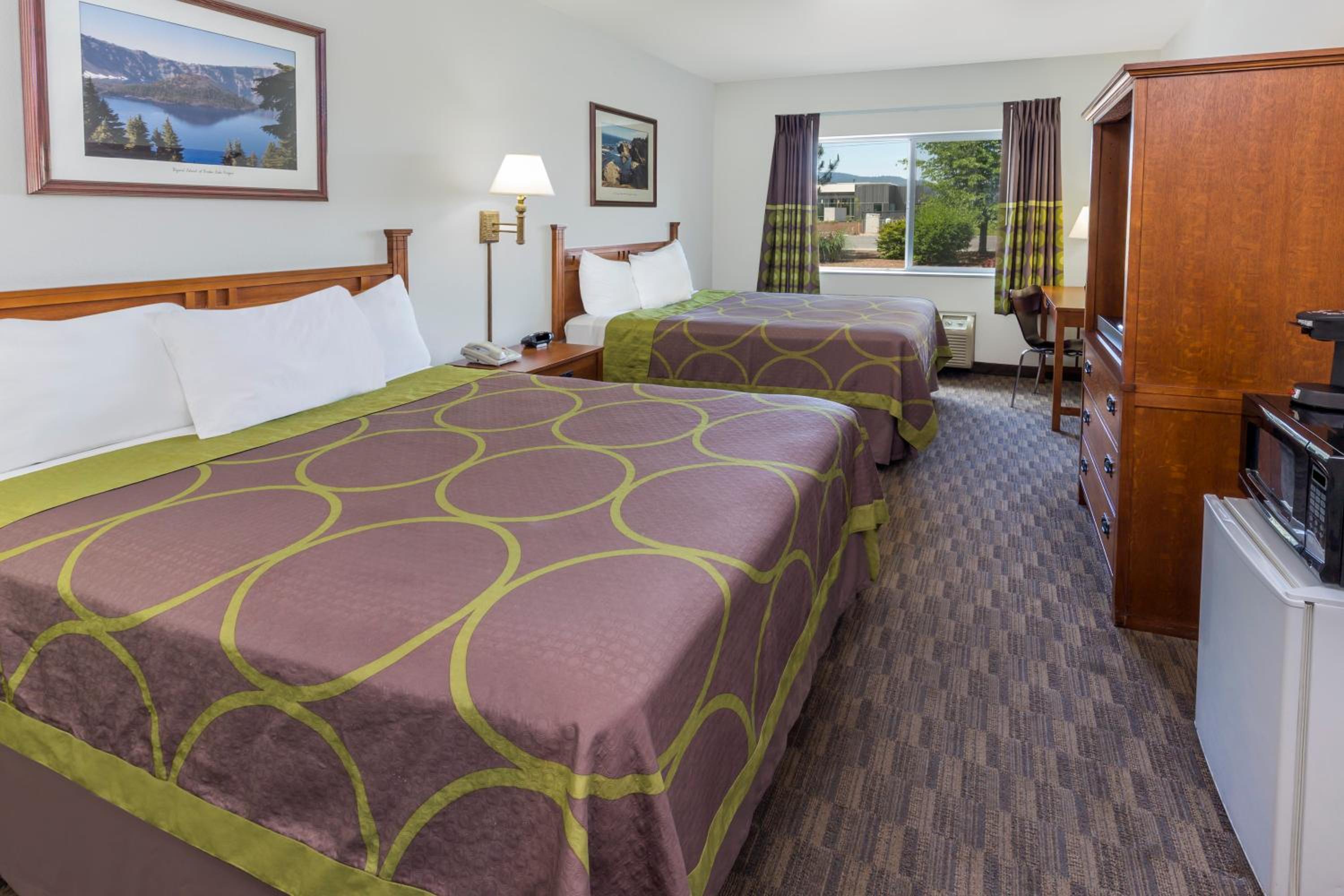 Queen Room with Two Queen Beds - Non-Smoking - Photo 5