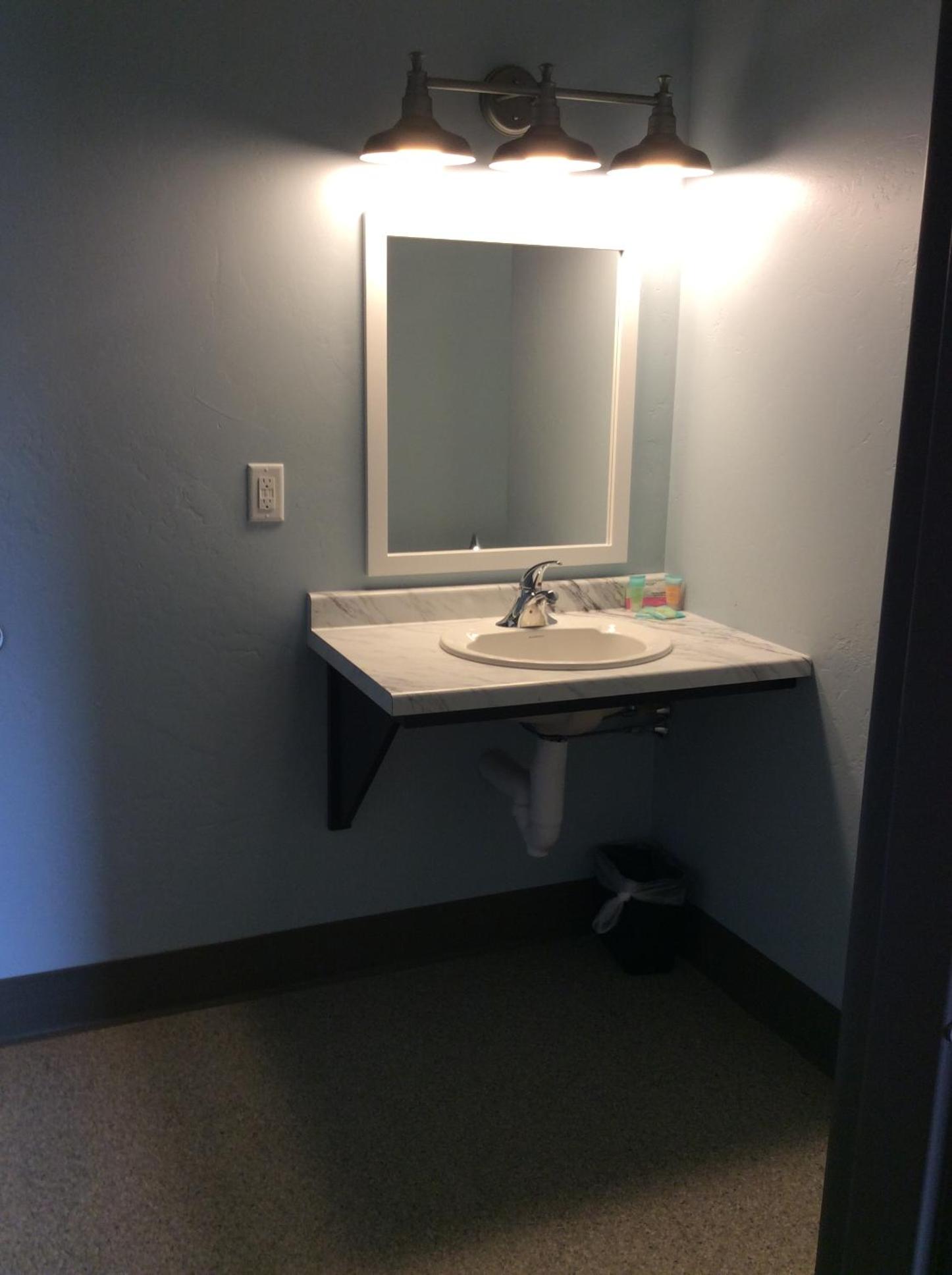 Queen Room - Disability Access photo 3