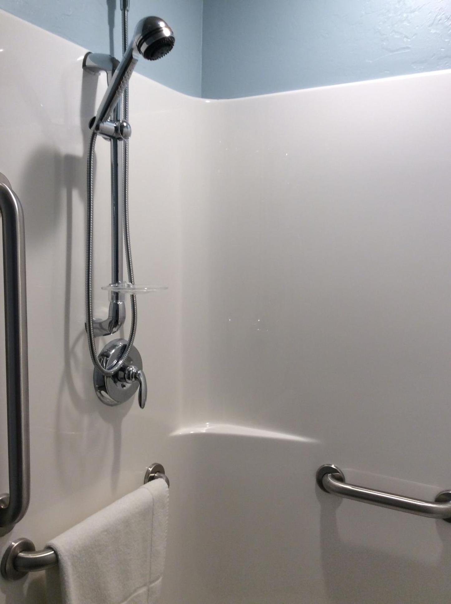 Queen Room - Disability Access photo 2