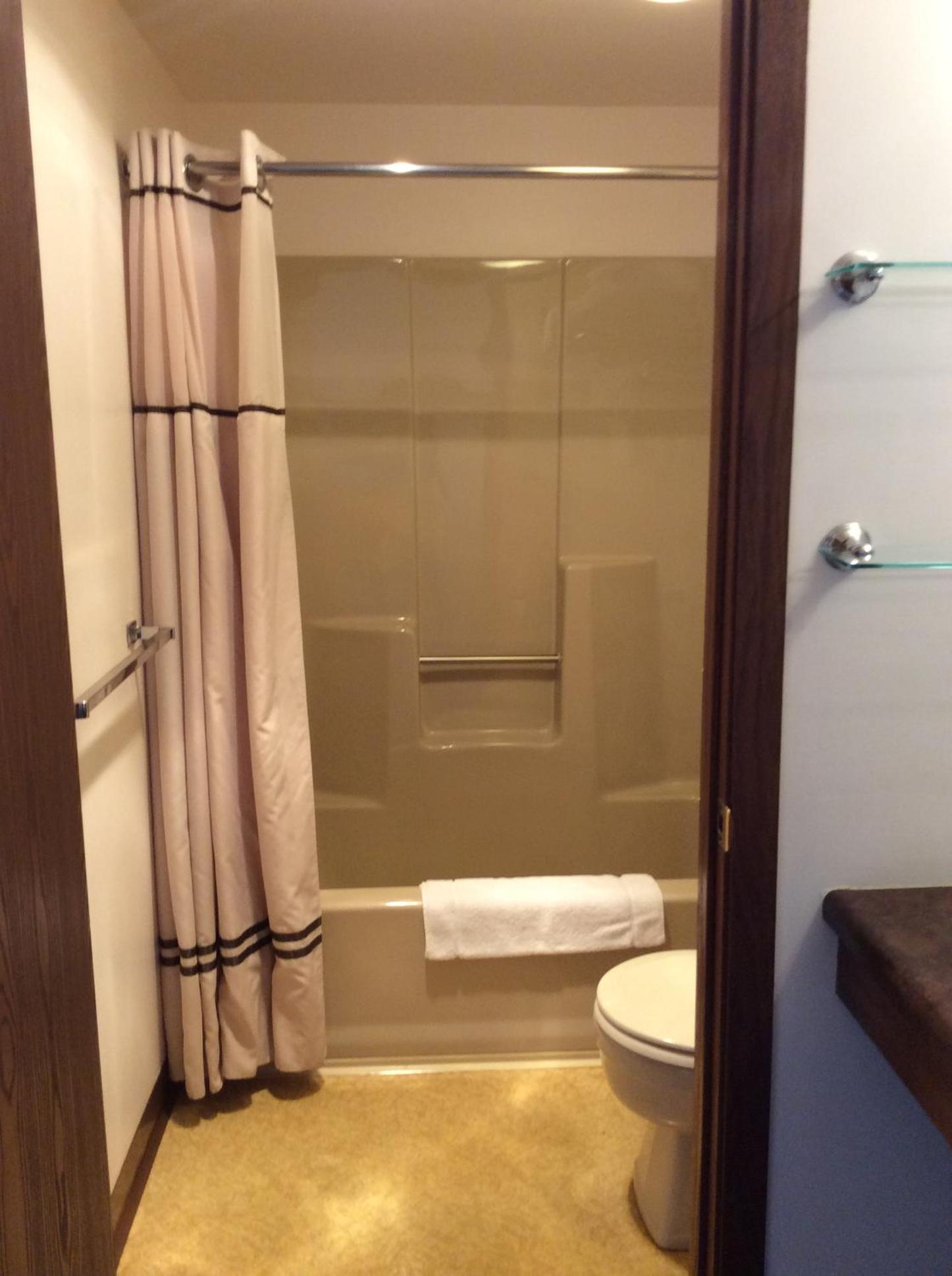 Queen Room photo 2