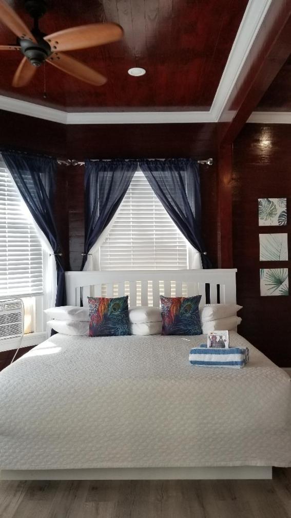 Deluxe King Room - Photo 2