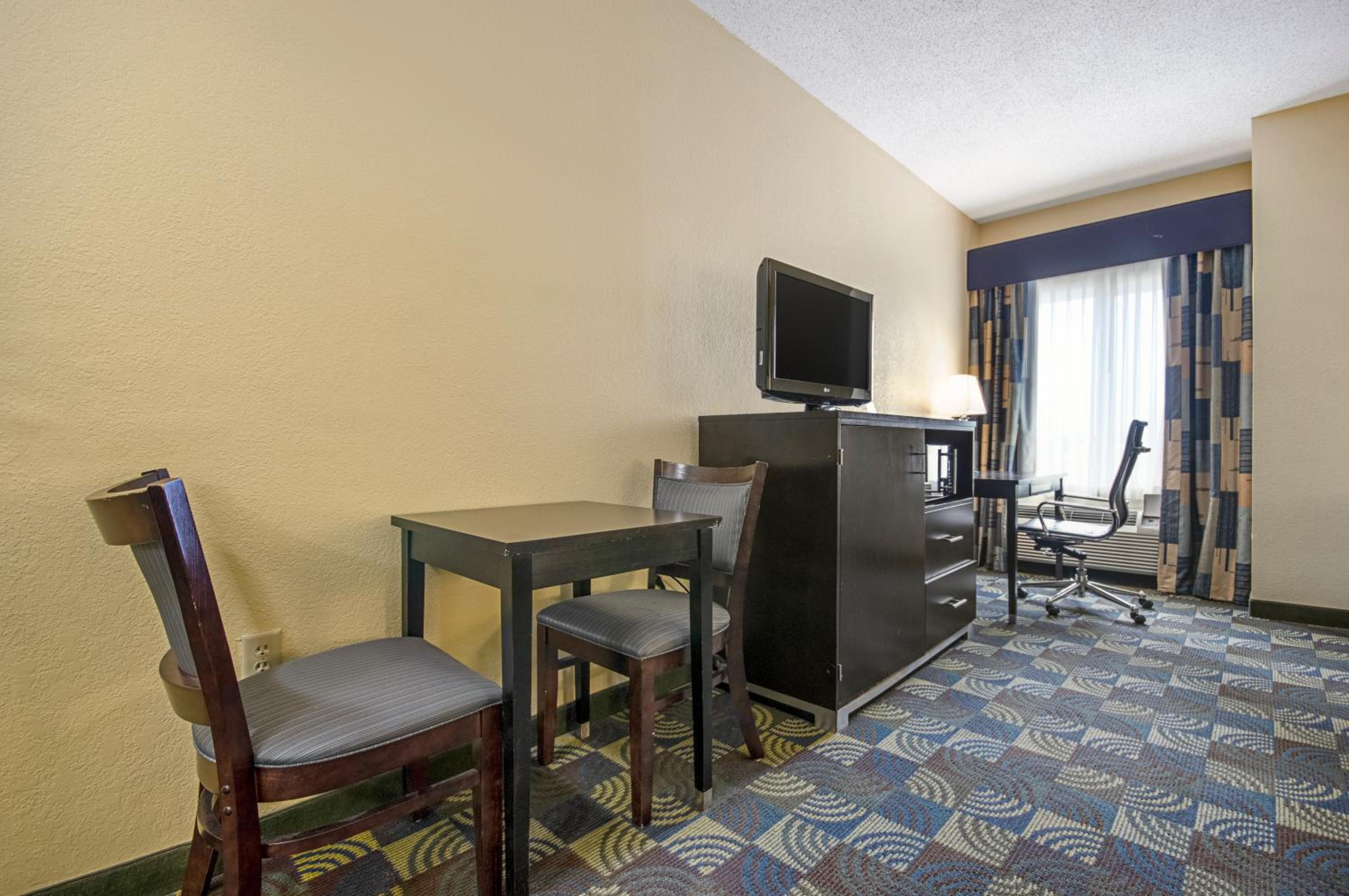 Queen Room with Two Queen Beds - Non-Smoking - Photo 4