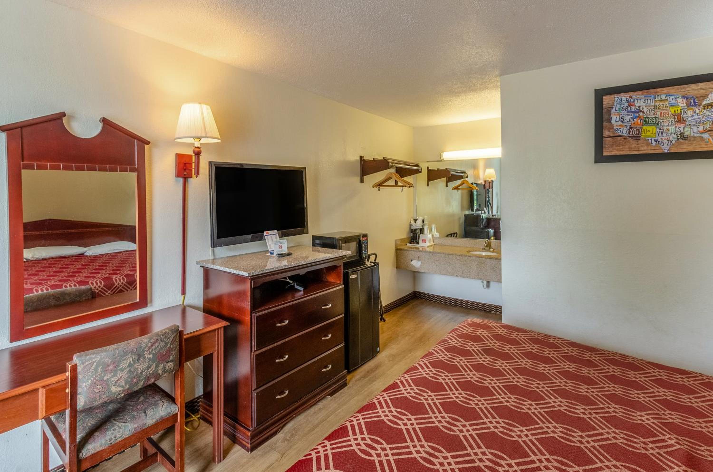 Standard Queen Room - Non-Smoking - Photo 3