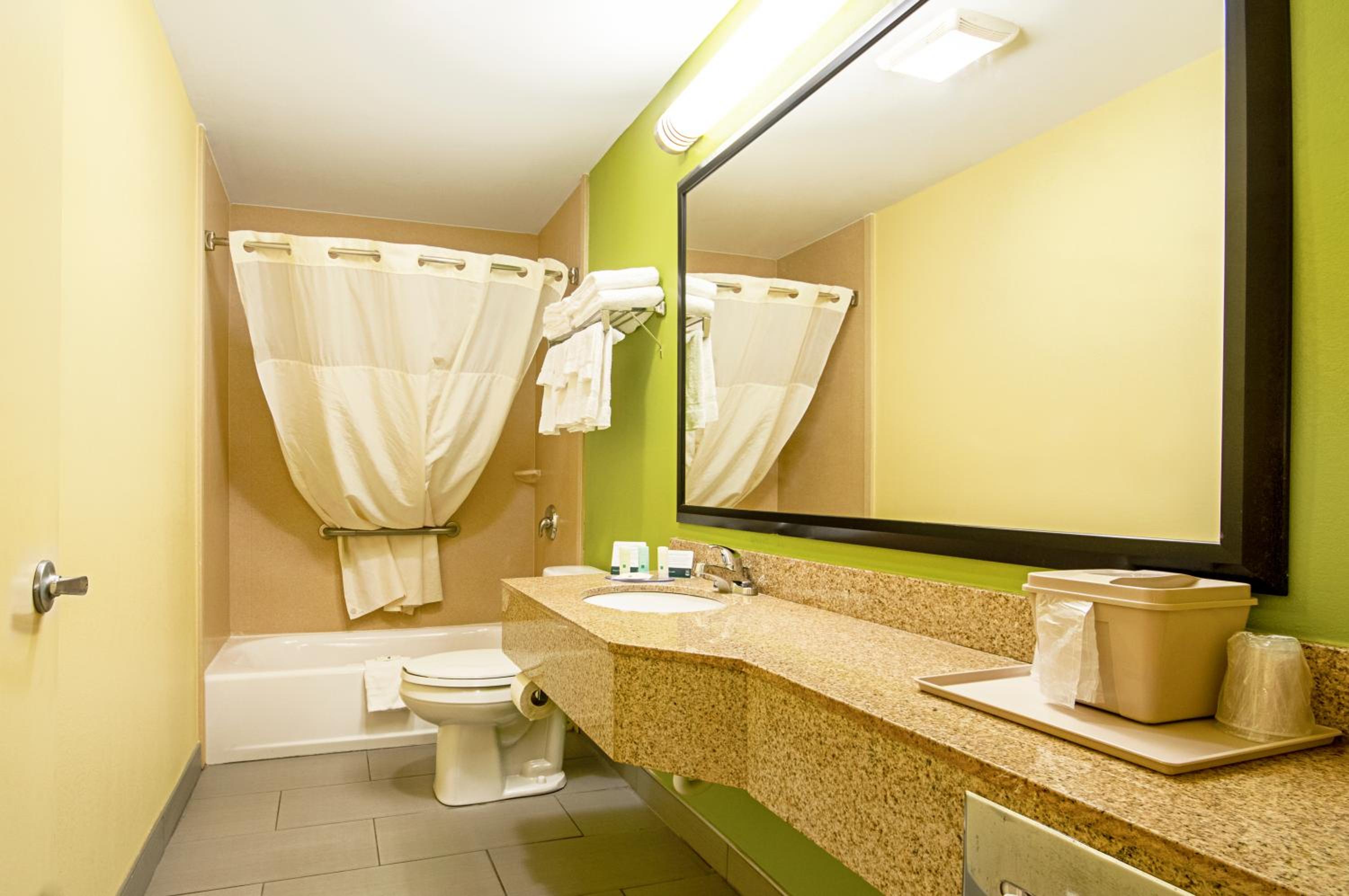 Double Room with Two Double Beds - Non-Smoking/Exterior Halls - Photo 2