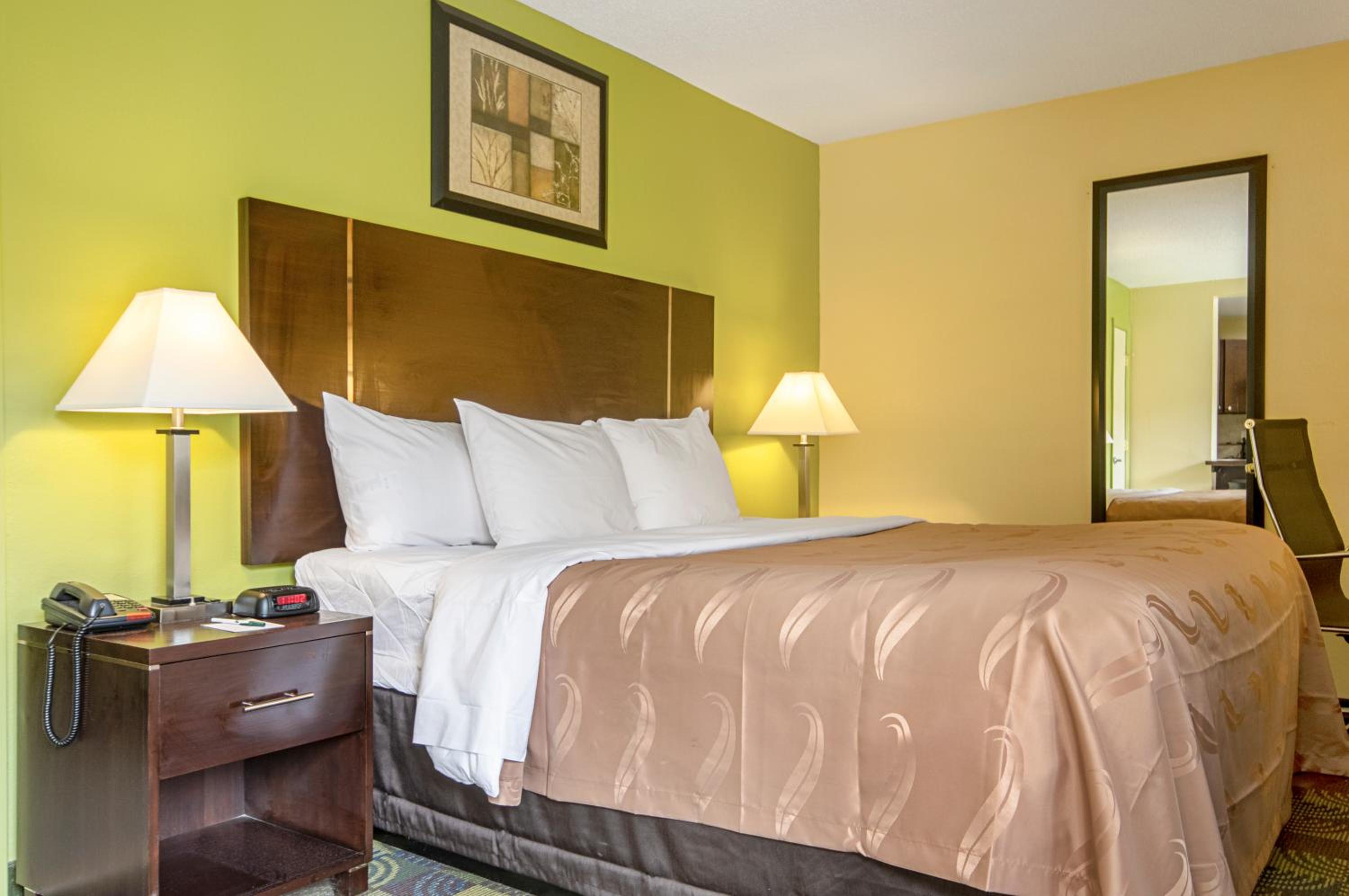 King Room with Sofa Bed - Non-Smoking/Exterior Halls - Photo 1