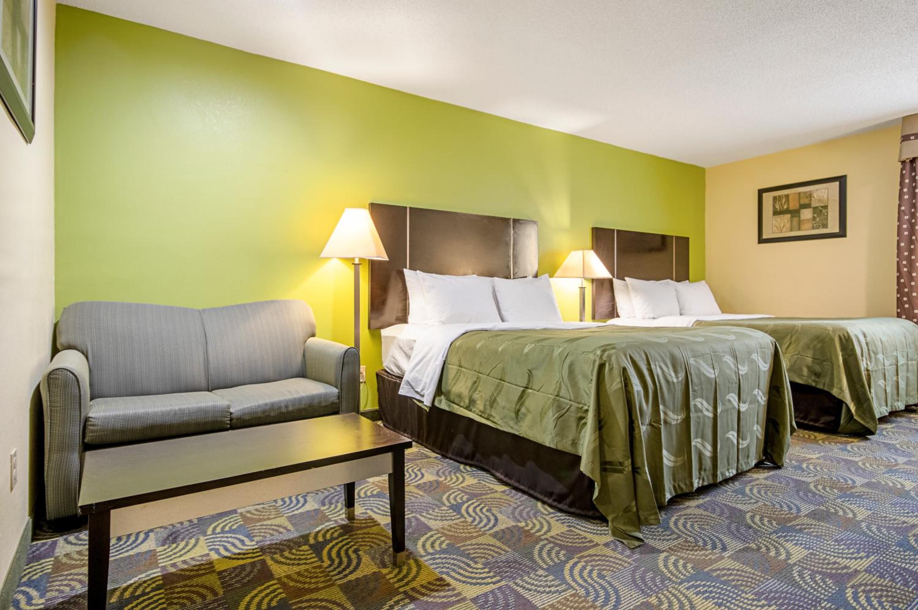 Queen Room with Two Queen Beds and Sofa Bed - Non-Smoking - Photo 3
