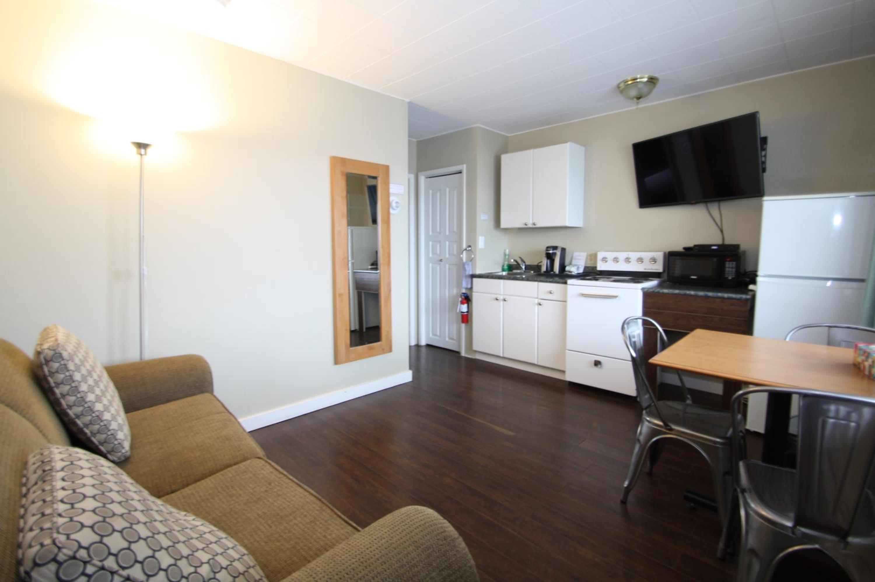 One-Bedroom Queen Suite with Sofa Bed photo 1