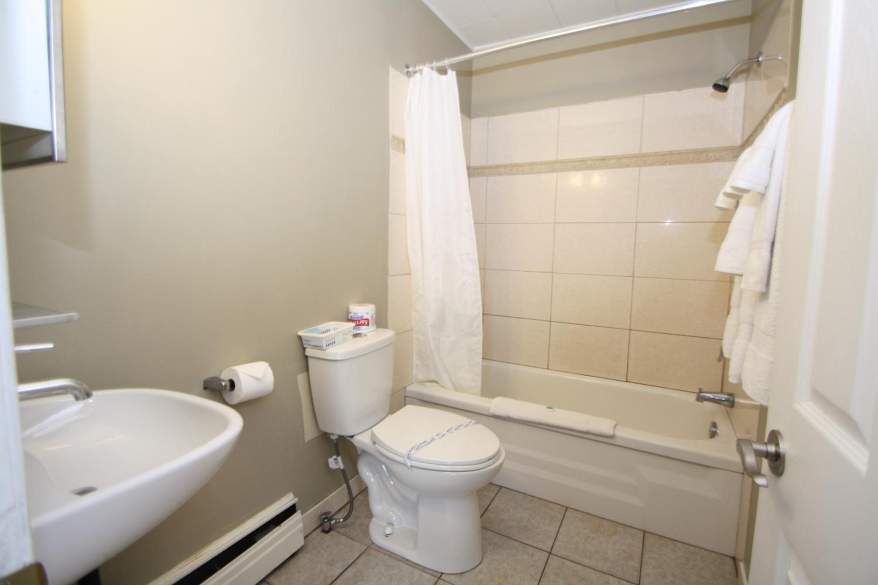 Deluxe Queen Room with Two Queen Beds photo 2