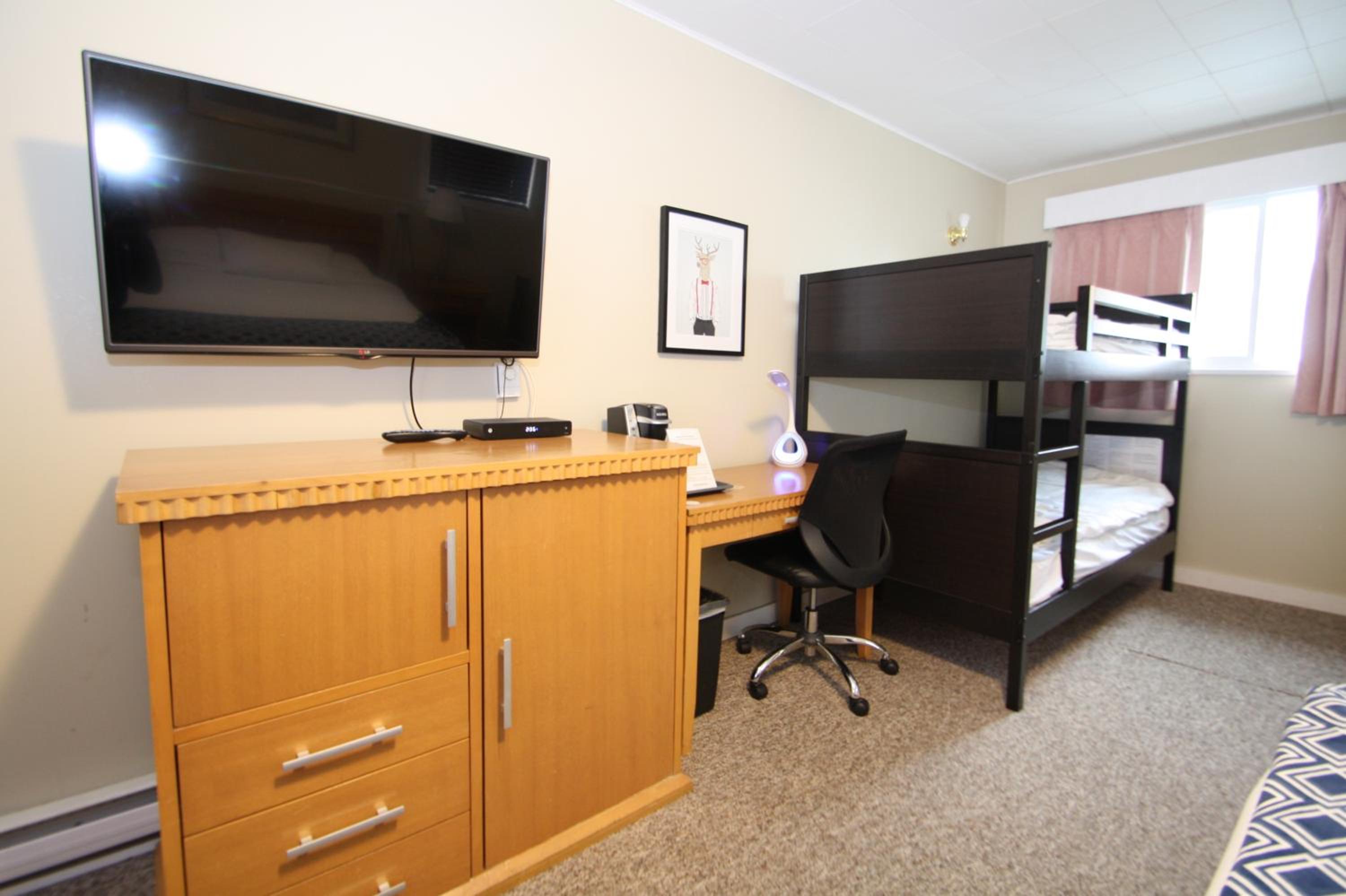 Standard Room with One Queen Bed and Bunk Bed photo 1